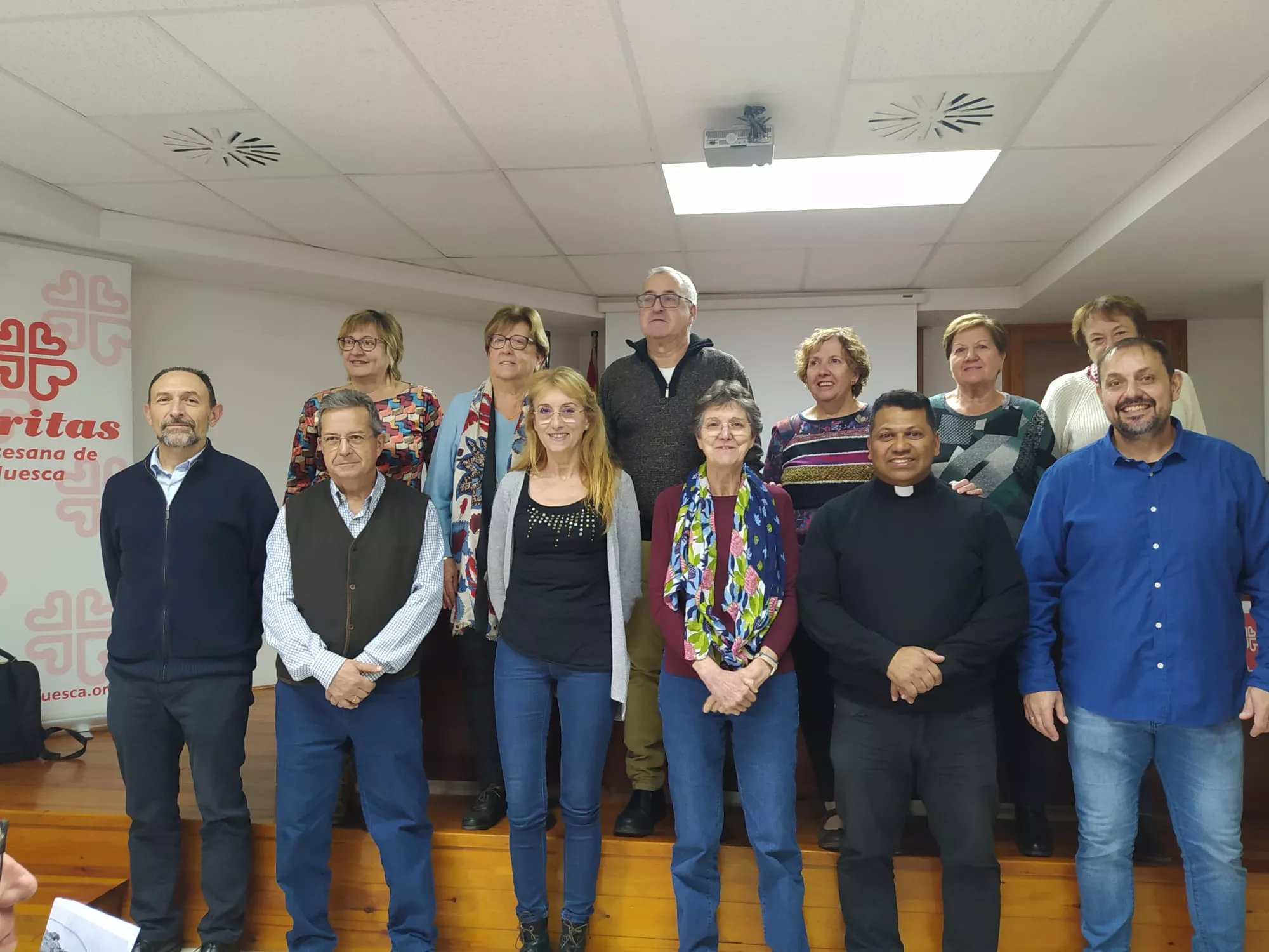 Foto de familia en la constitución de Cáritas Parroquial de Lanaja