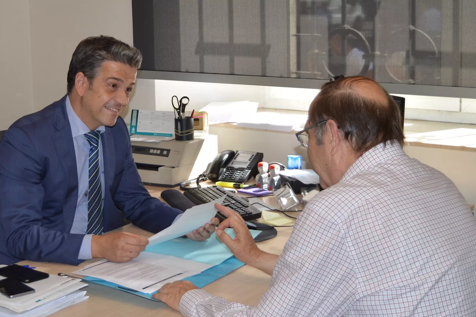 Atención al cliente en una oficina del Grupo Cajamar