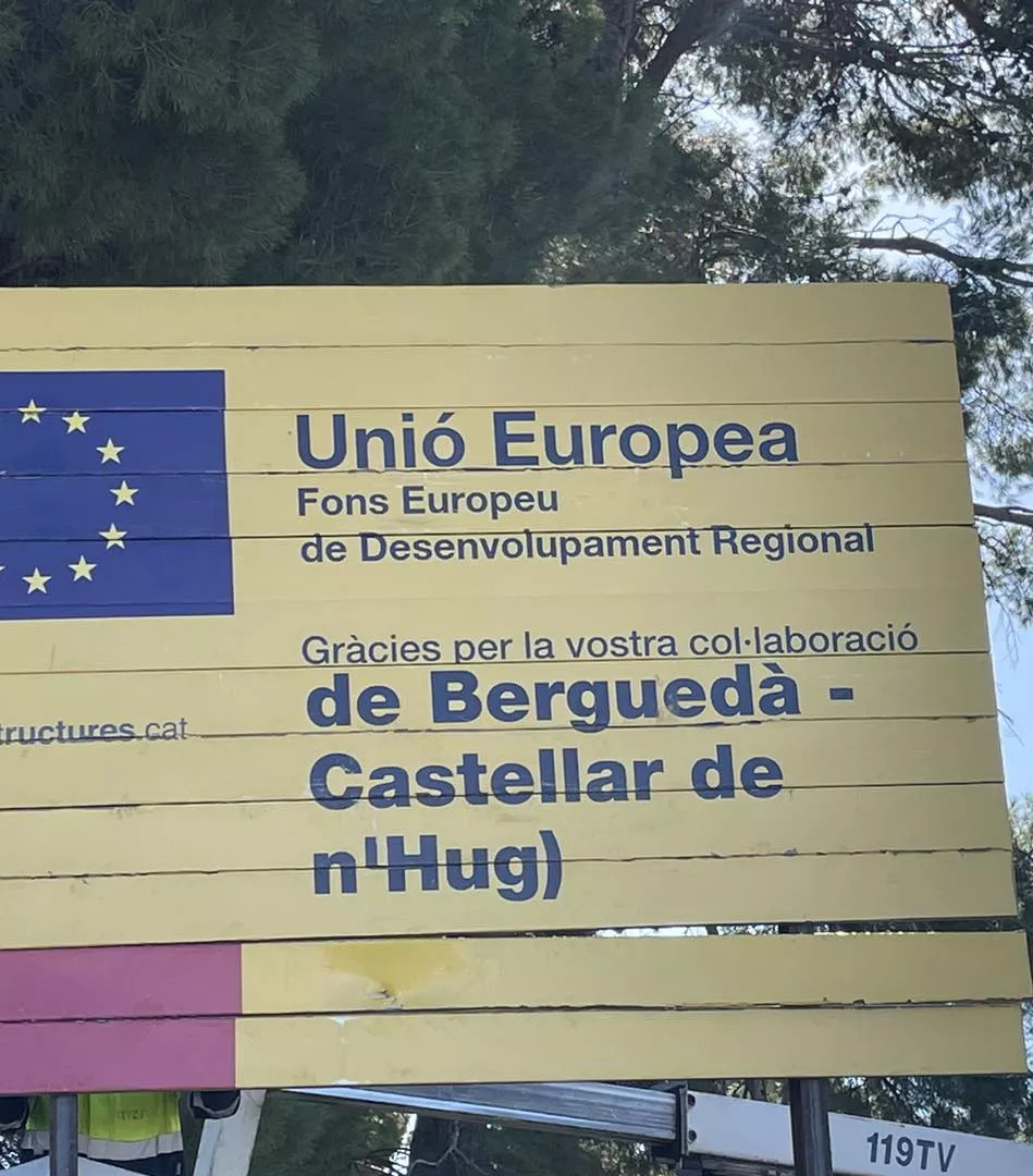 Cartel en catalán ubicado a la salida de Monzón.