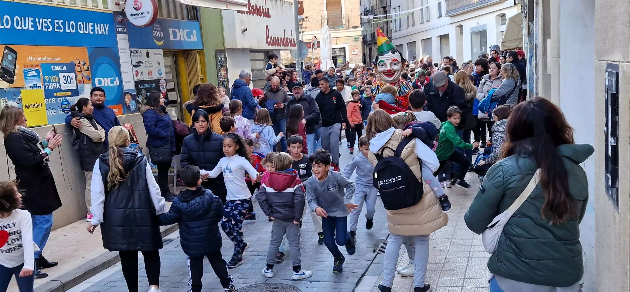 Imágenes de La Abueleta y el Payaso en su primera salida de las fiestas. Foto Myriam Martínez