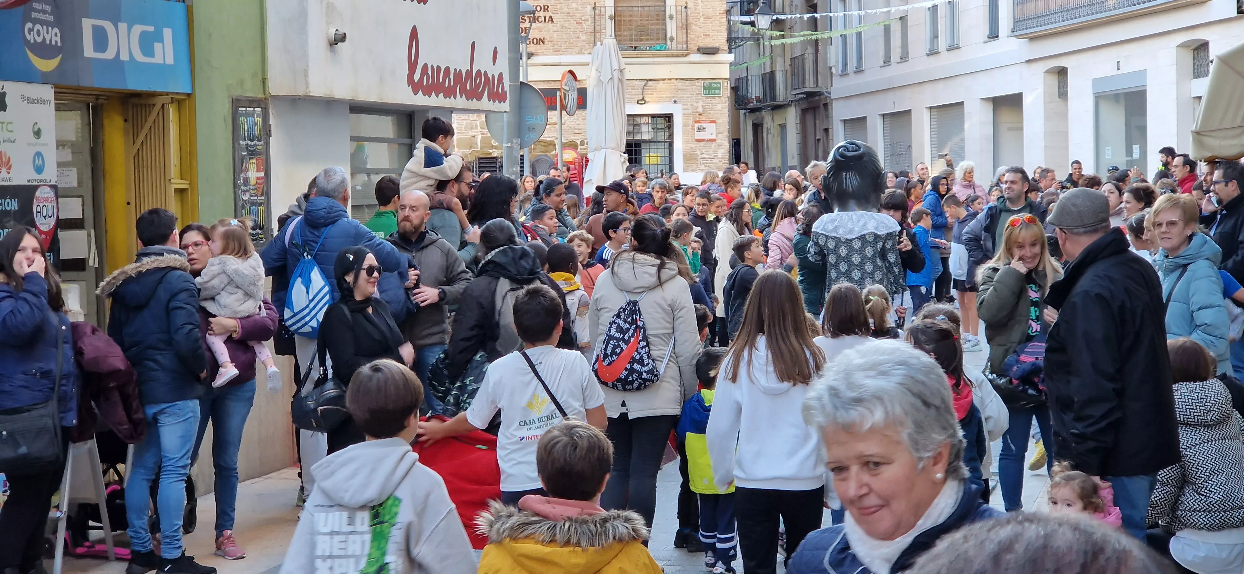 Imágenes de La Abueleta y el Payaso en su primera salida de las fiestas. Foto Myriam Martínez