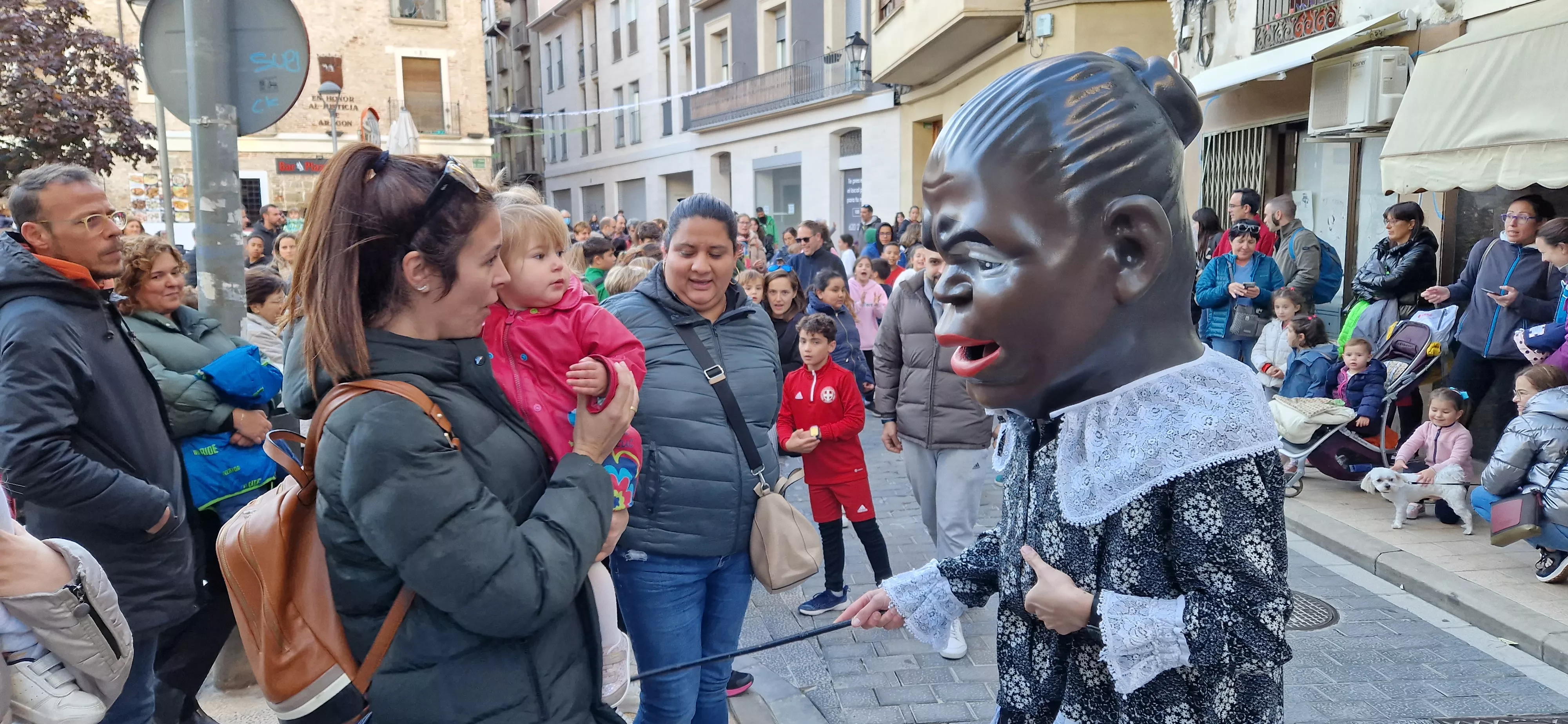 Imágenes de La Abueleta y el Payaso en su primera salida de las fiestas. Foto Myriam Martínez