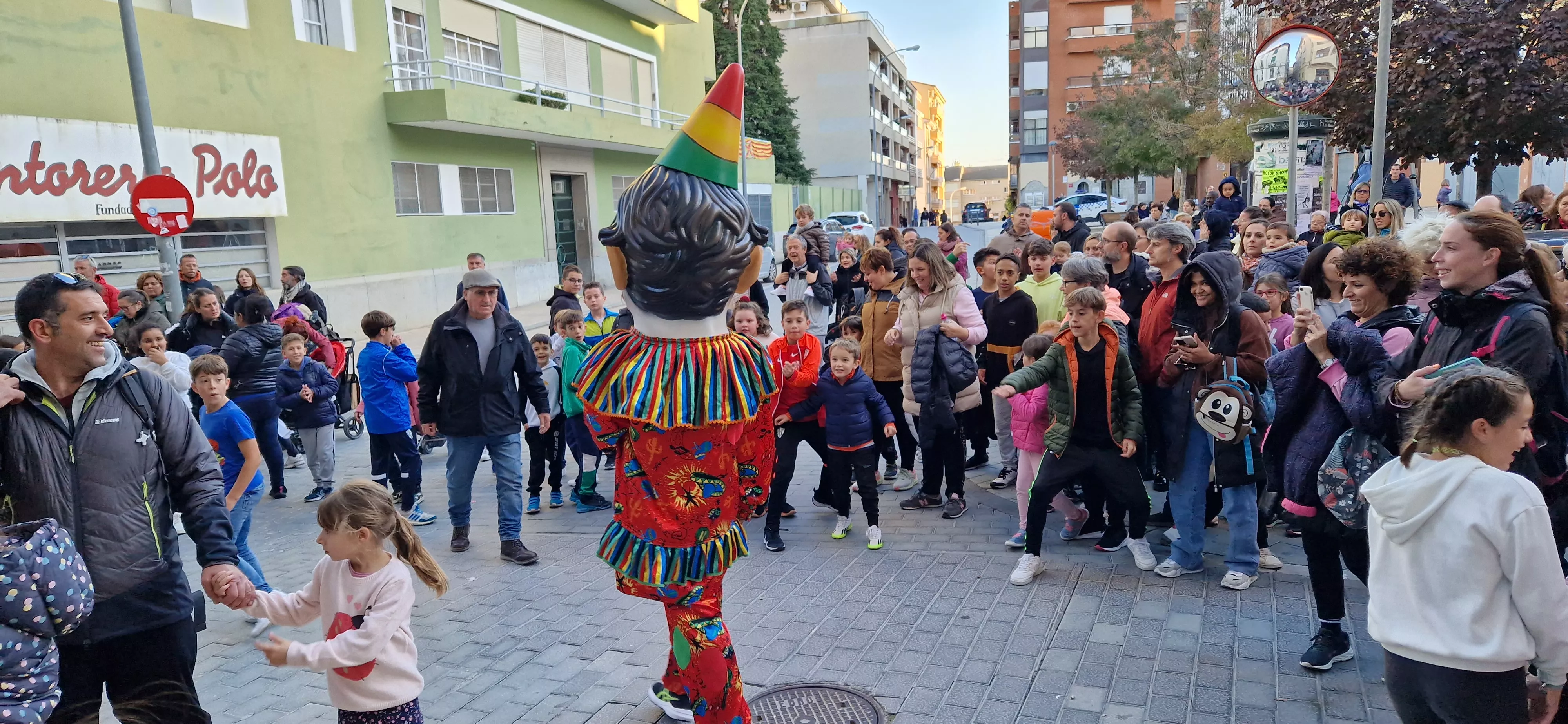 Imágenes de La Abueleta y el Payaso en su primera salida de las fiestas. Foto Myriam Martínez