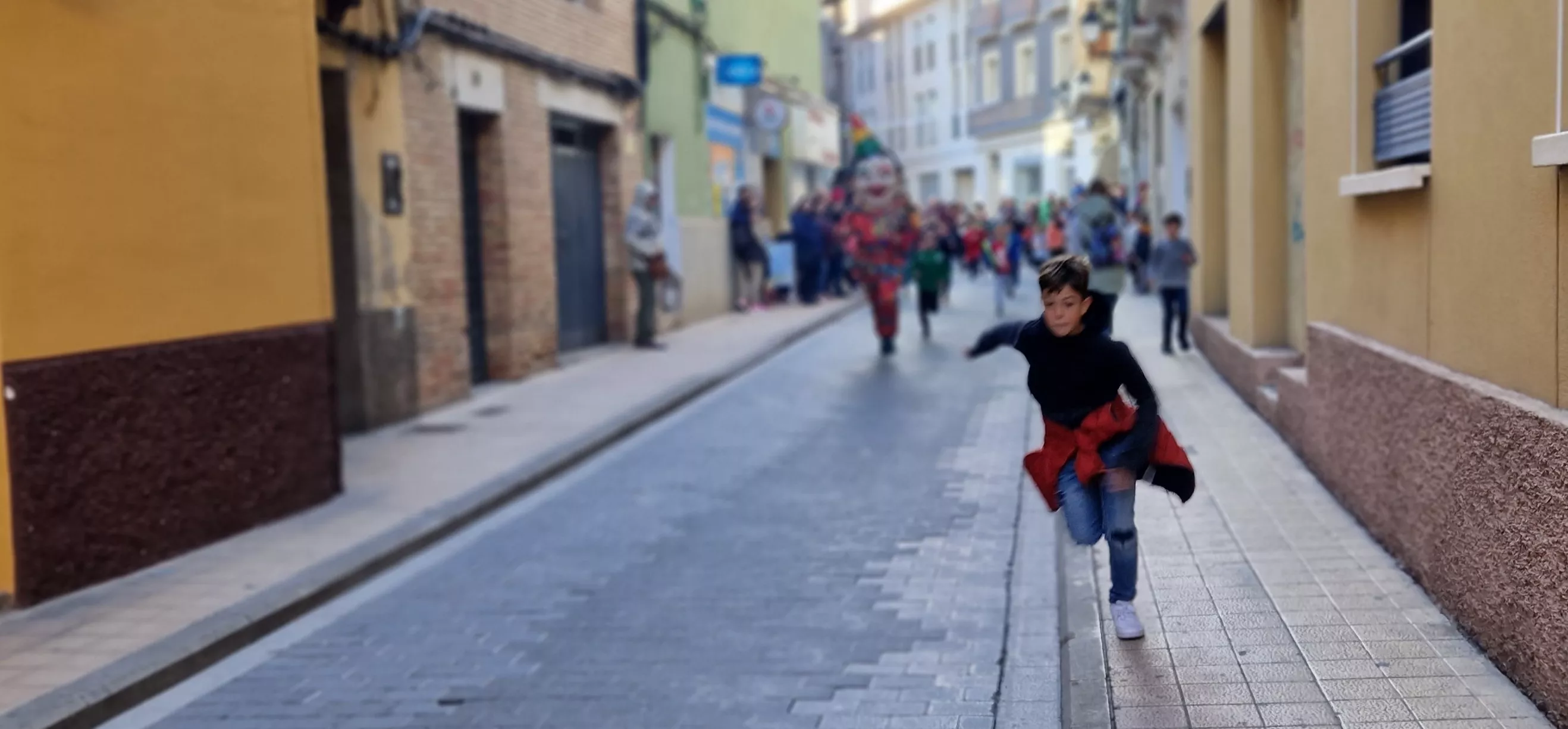 Imágenes de La Abueleta y el Payaso en su primera salida de las fiestas. Foto Myriam Martínez