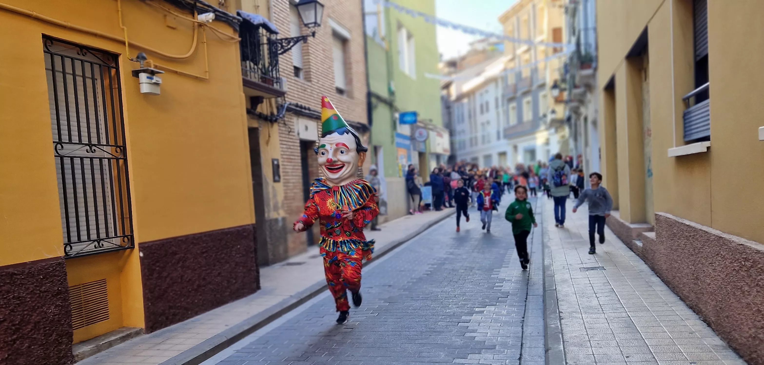 Imágenes de La Abueleta y el Payaso en su primera salida de las fiestas. Foto Myriam Martínez