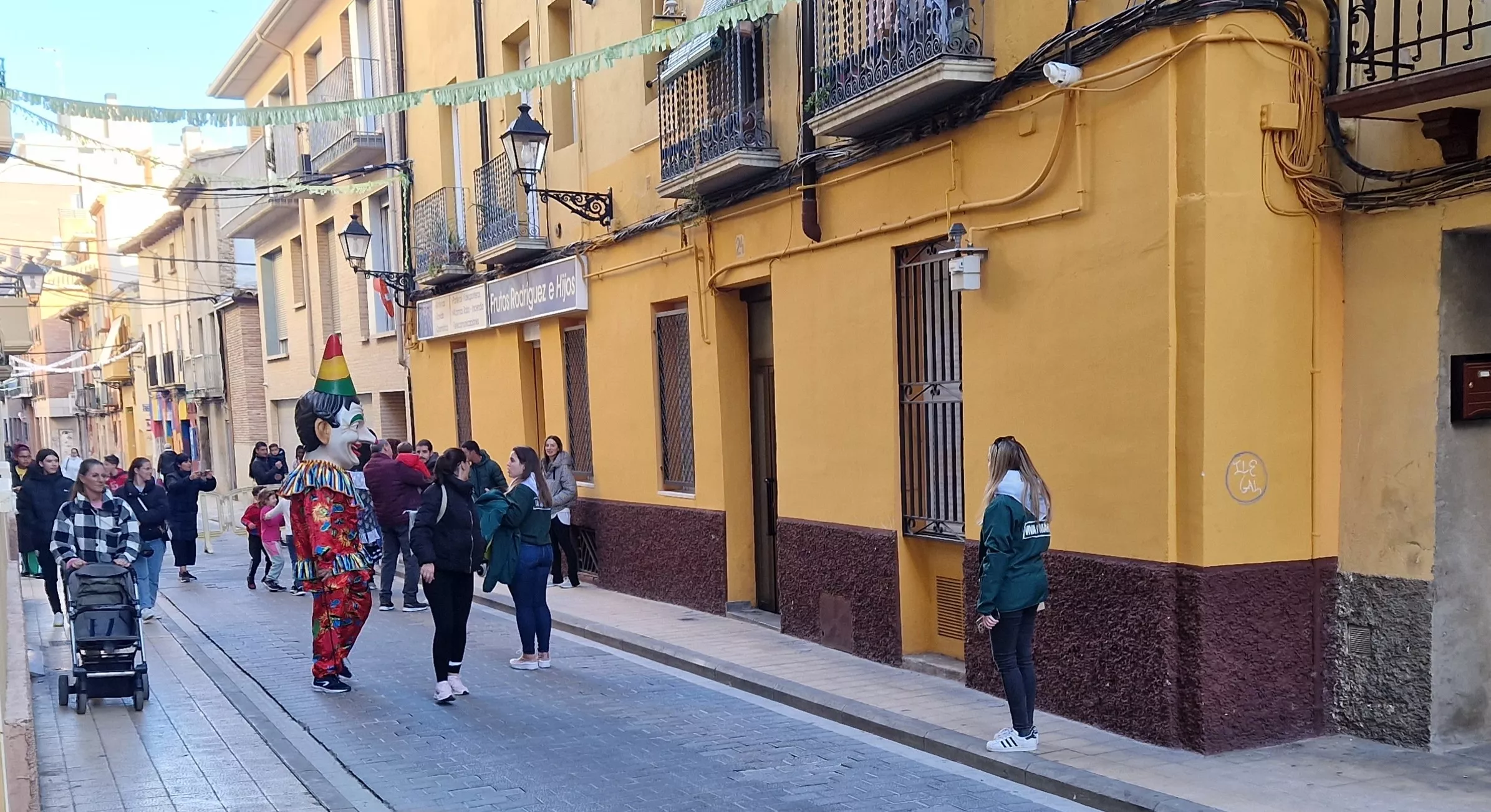 Imágenes de La Abueleta y el Payaso en su primera salida de las fiestas. Foto Myriam Martínez