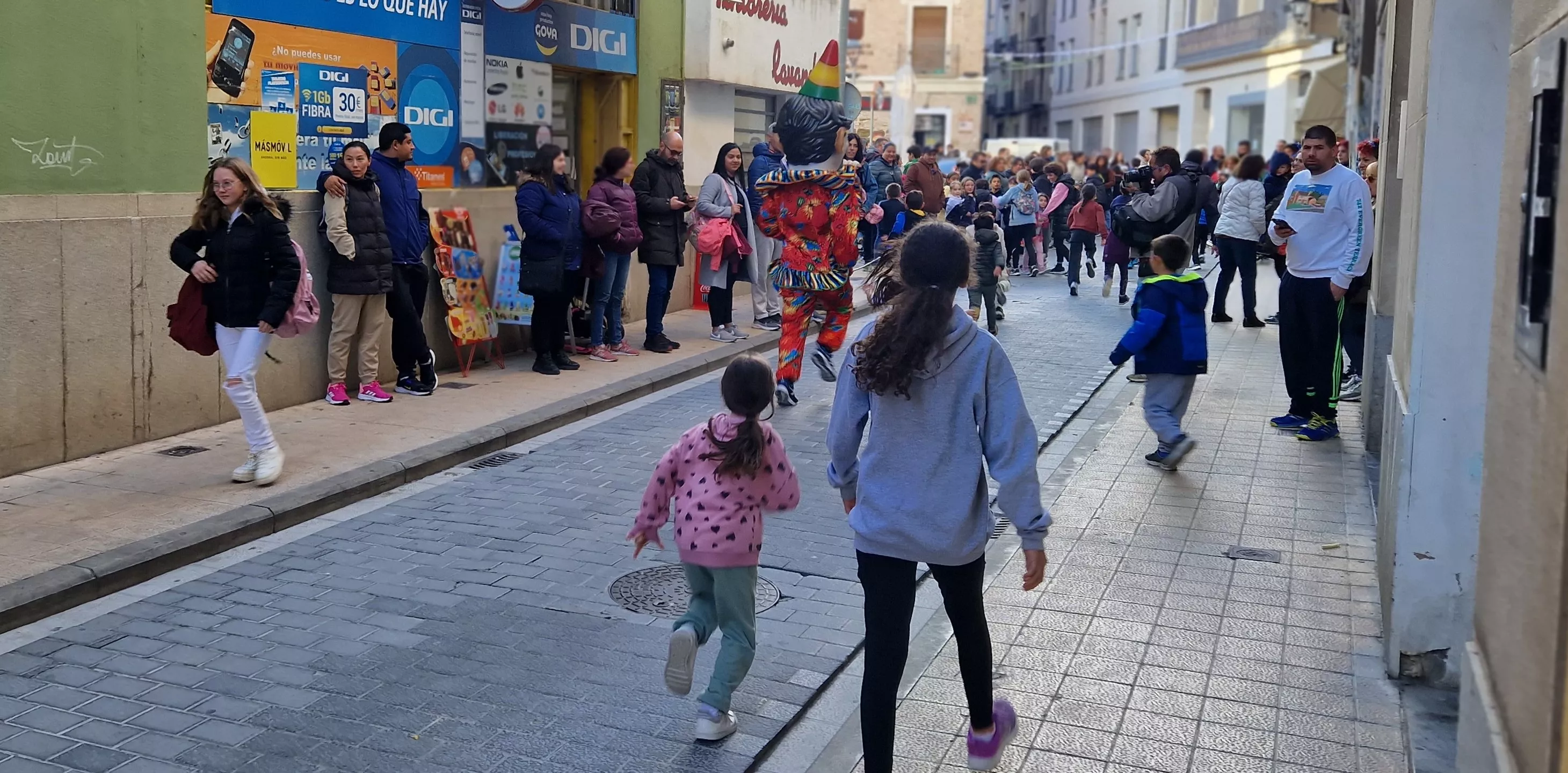 Imágenes de La Abueleta y el Payaso en su primera salida de las fiestas. Foto Myriam Martínez