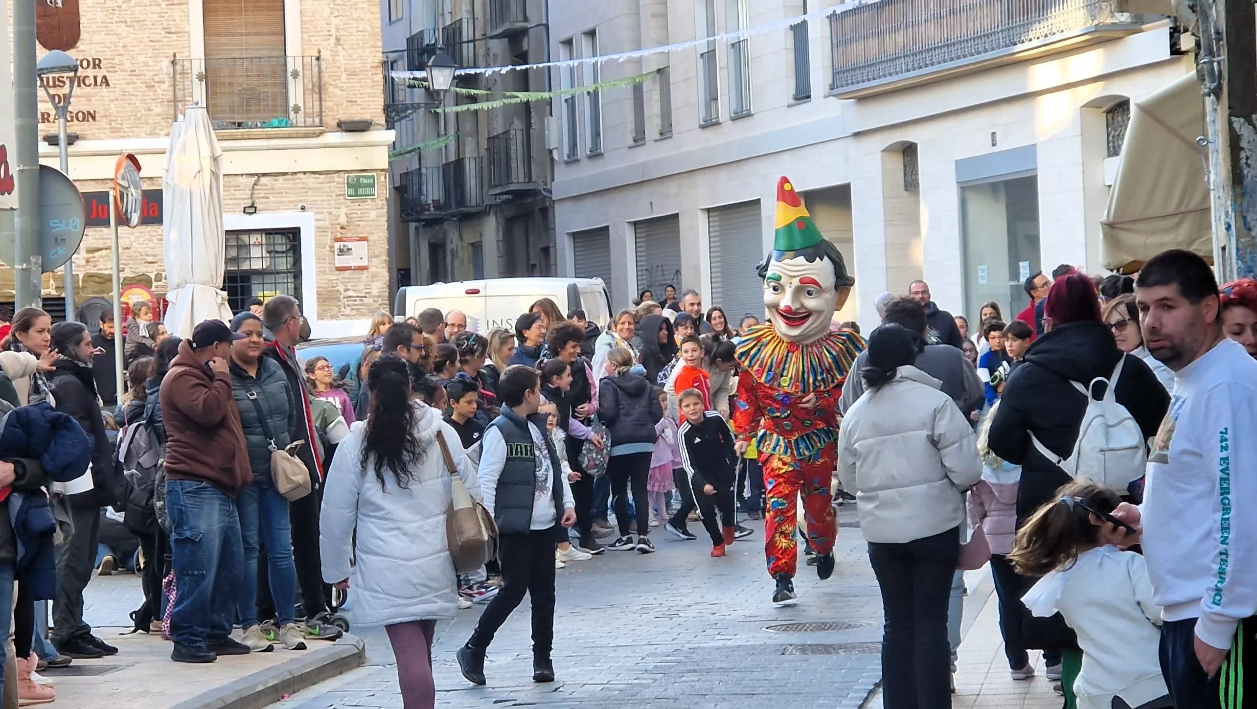 Imágenes de La Abueleta y el Payaso en su primera salida de las fiestas. Foto Myriam Martínez