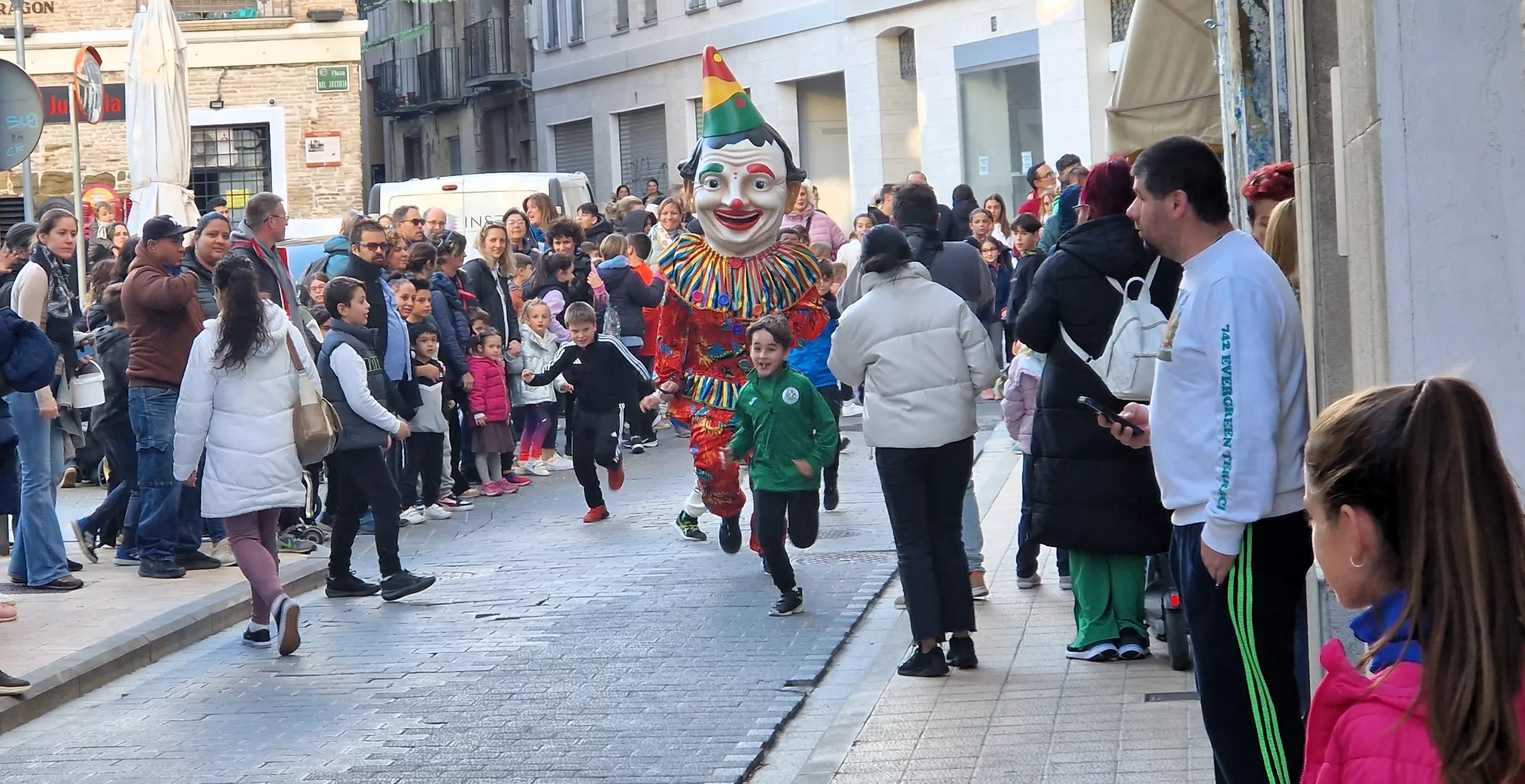 Imágenes de La Abueleta y el Payaso en su primera salida de las fiestas. Foto Myriam Martínez
