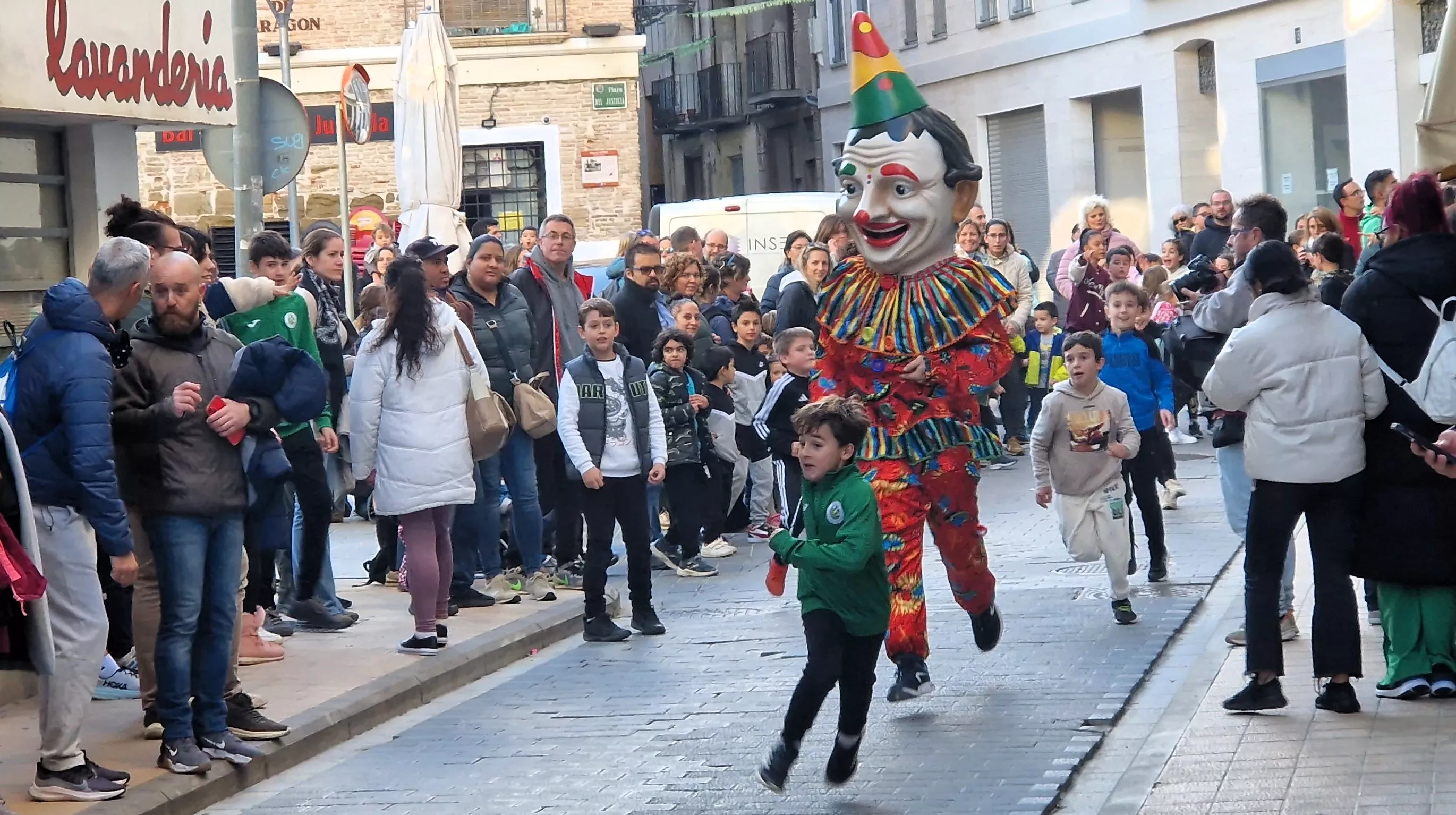 Imágenes de La Abueleta y el Payaso en su primera salida de las fiestas. Foto Myriam Martínez