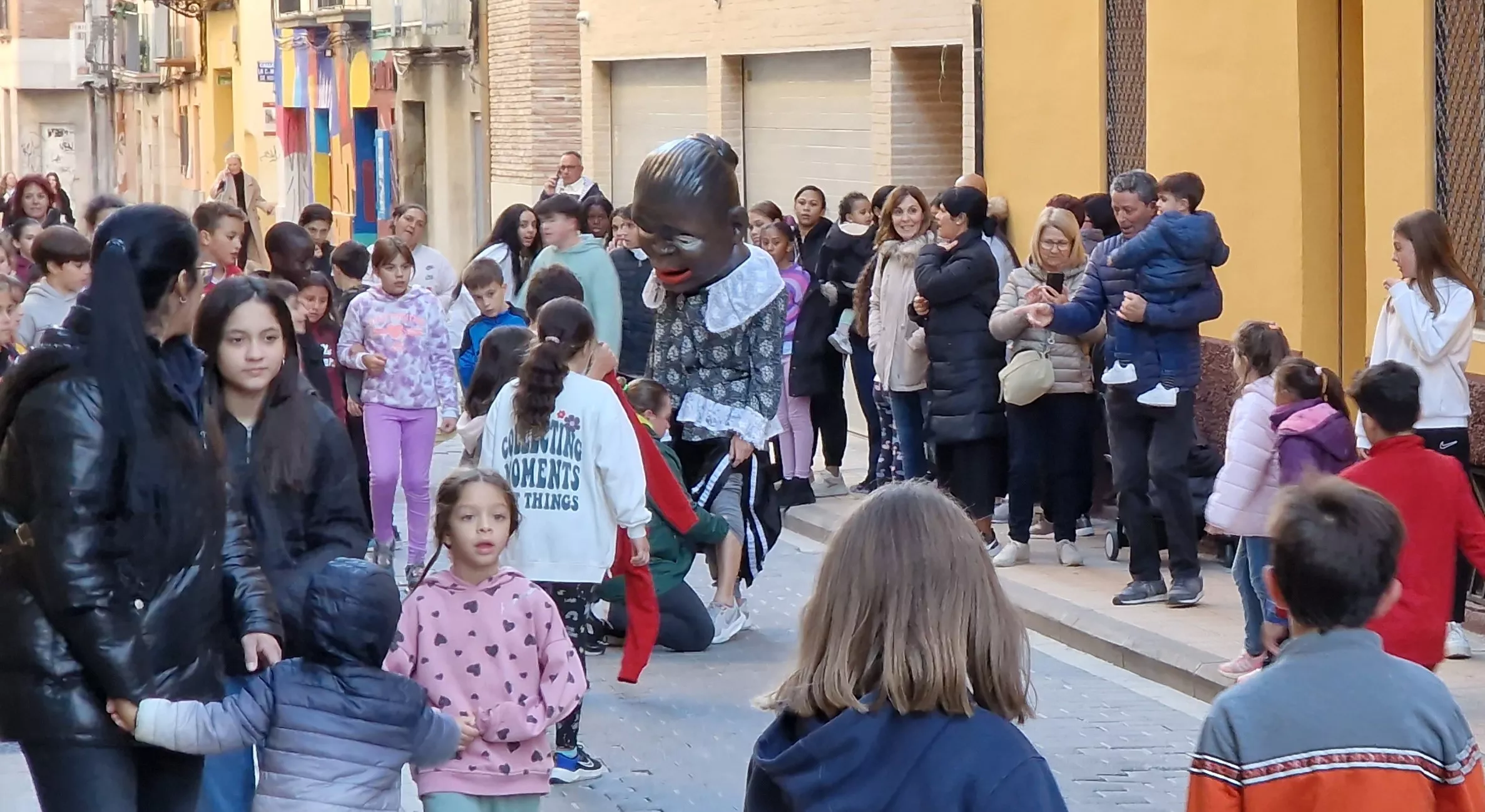 Imágenes de La Abueleta y el Payaso en su primera salida de las fiestas. Foto Myriam Martínez