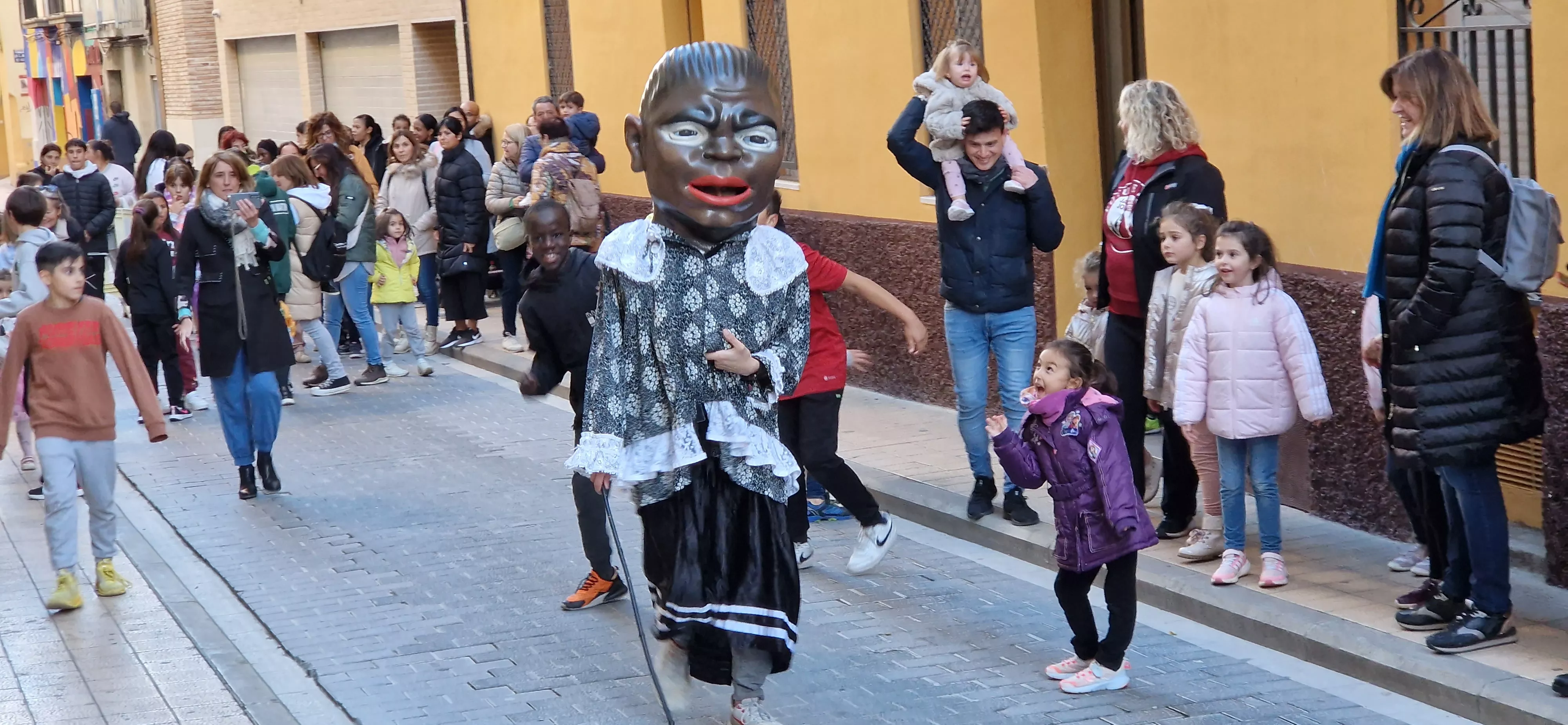 Imágenes de La Abueleta y el Payaso en su primera salida de las fiestas. Foto Myriam Martínez