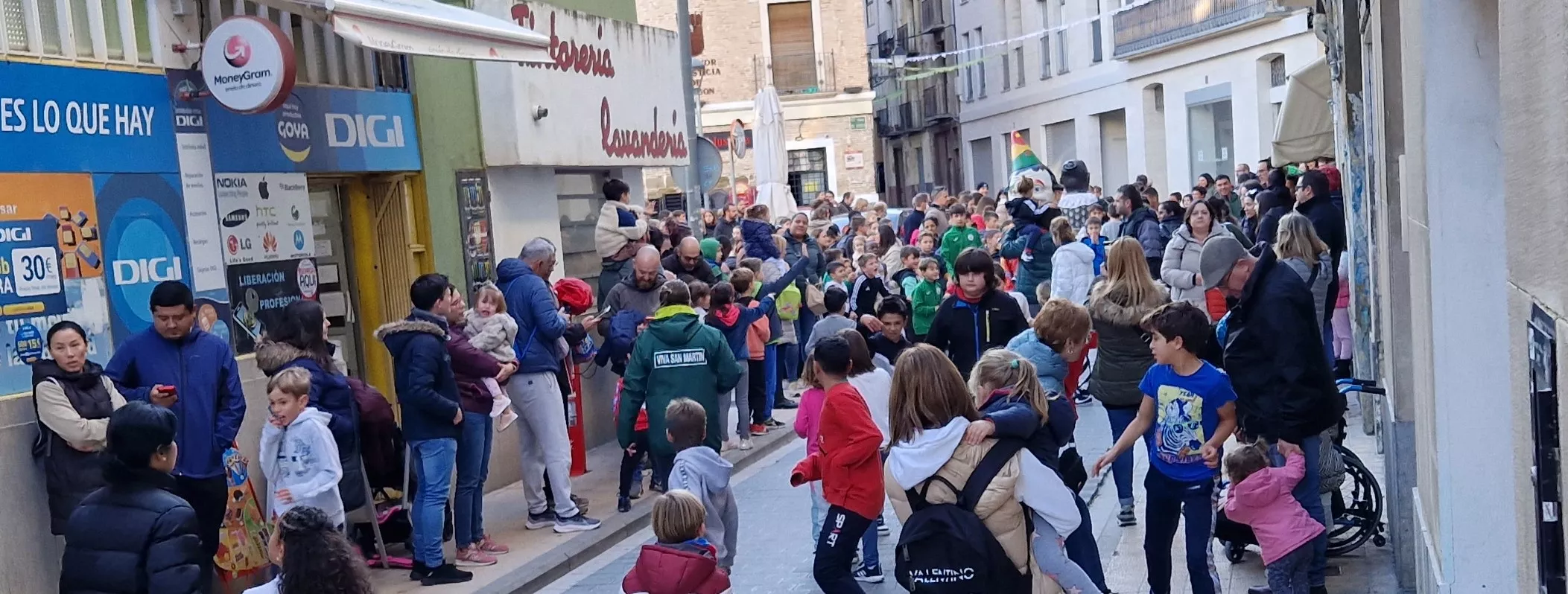 Imágenes de La Abueleta y el Payaso en su primera salida de las fiestas. Foto Myriam Martínez