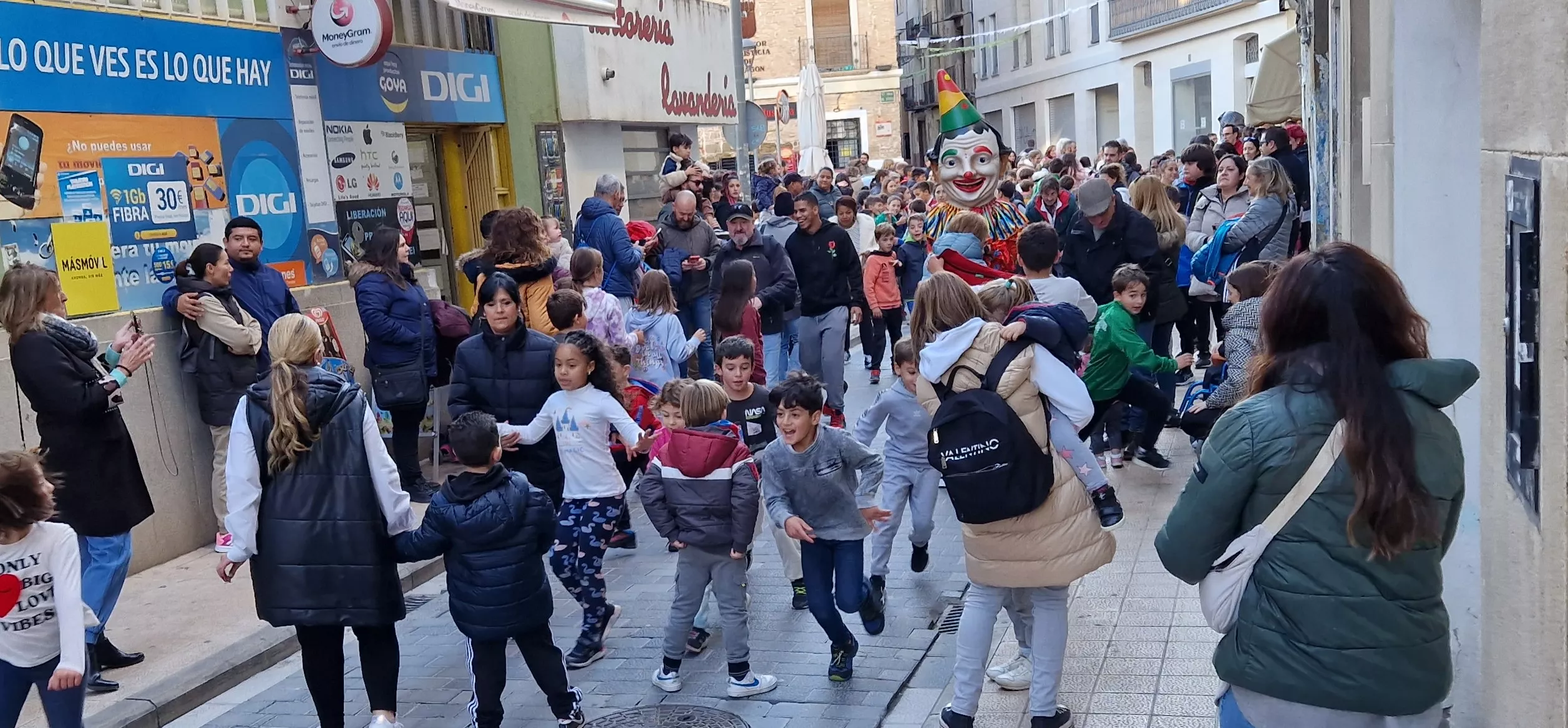 Imágenes de La Abueleta y el Payaso en su primera salida de las fiestas. Foto Myriam Martínez