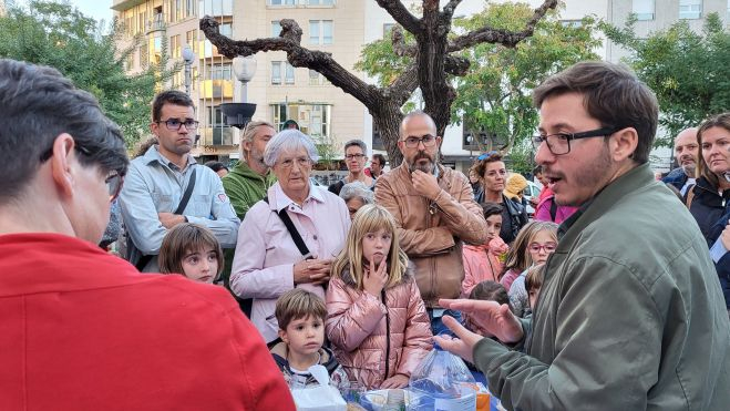 Carlos Orús expone la actividad al público