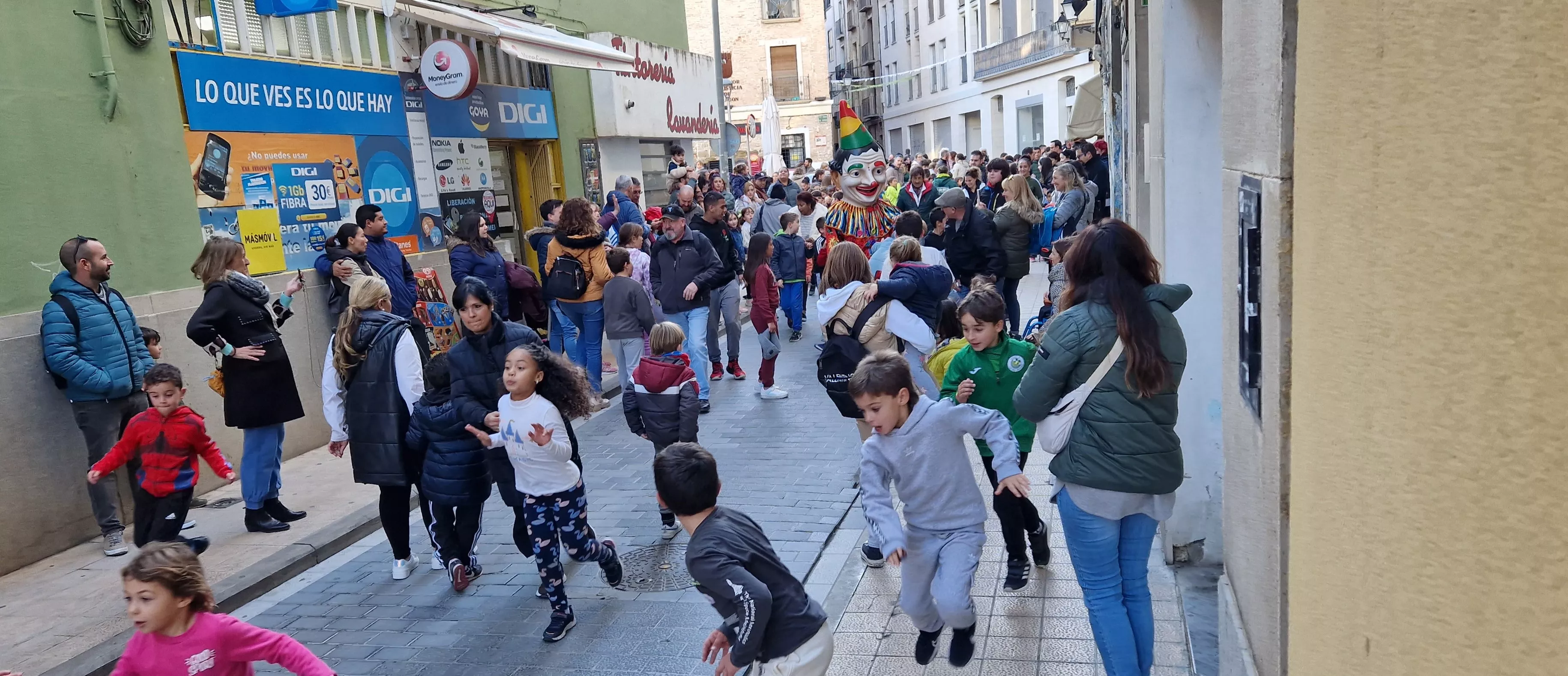 Imágenes de La Abueleta y el Payaso en su primera salida de las fiestas. Foto Myriam Martínez