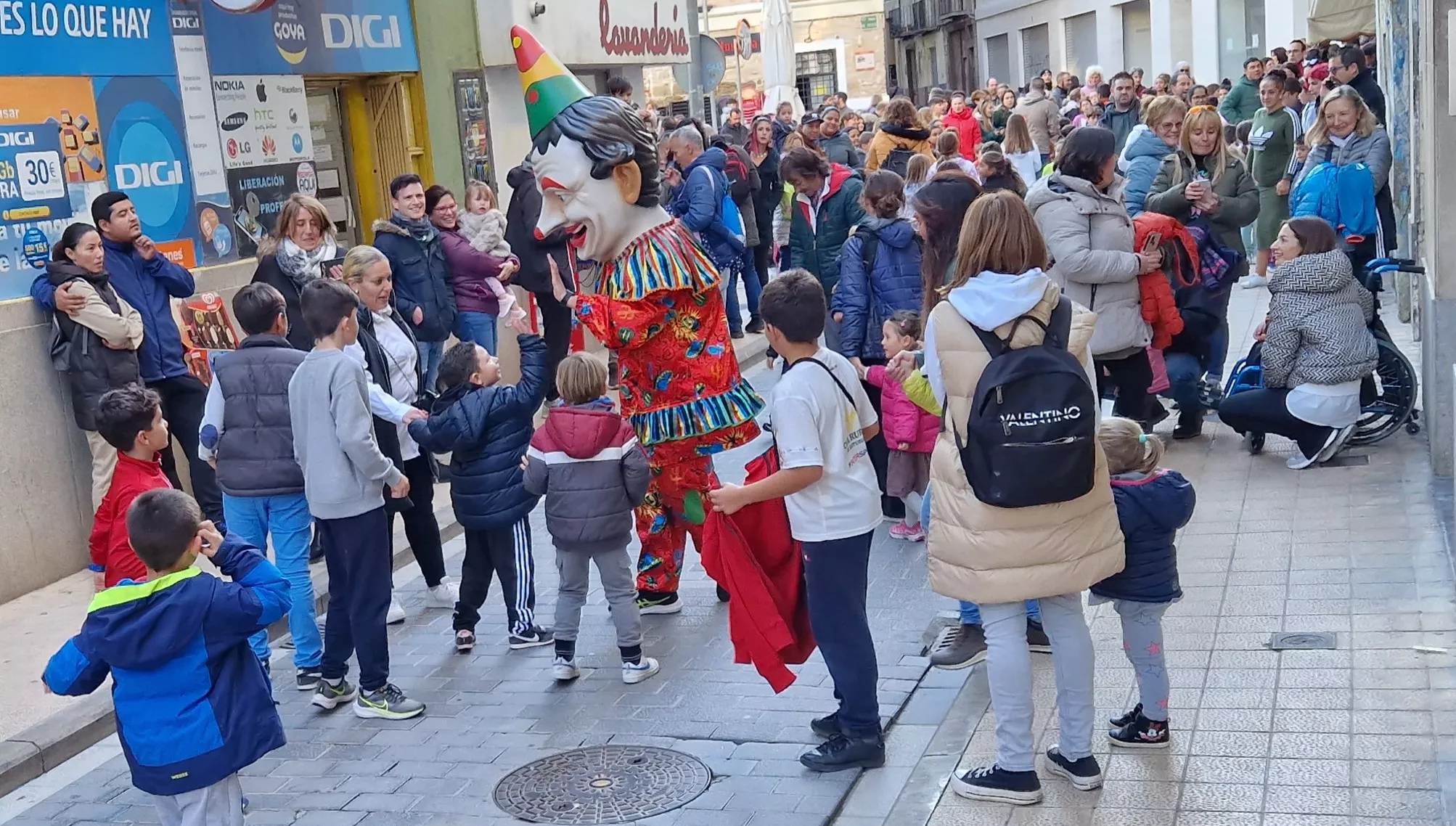Imágenes de La Abueleta y el Payaso en su primera salida de las fiestas. Foto Myriam Martínez