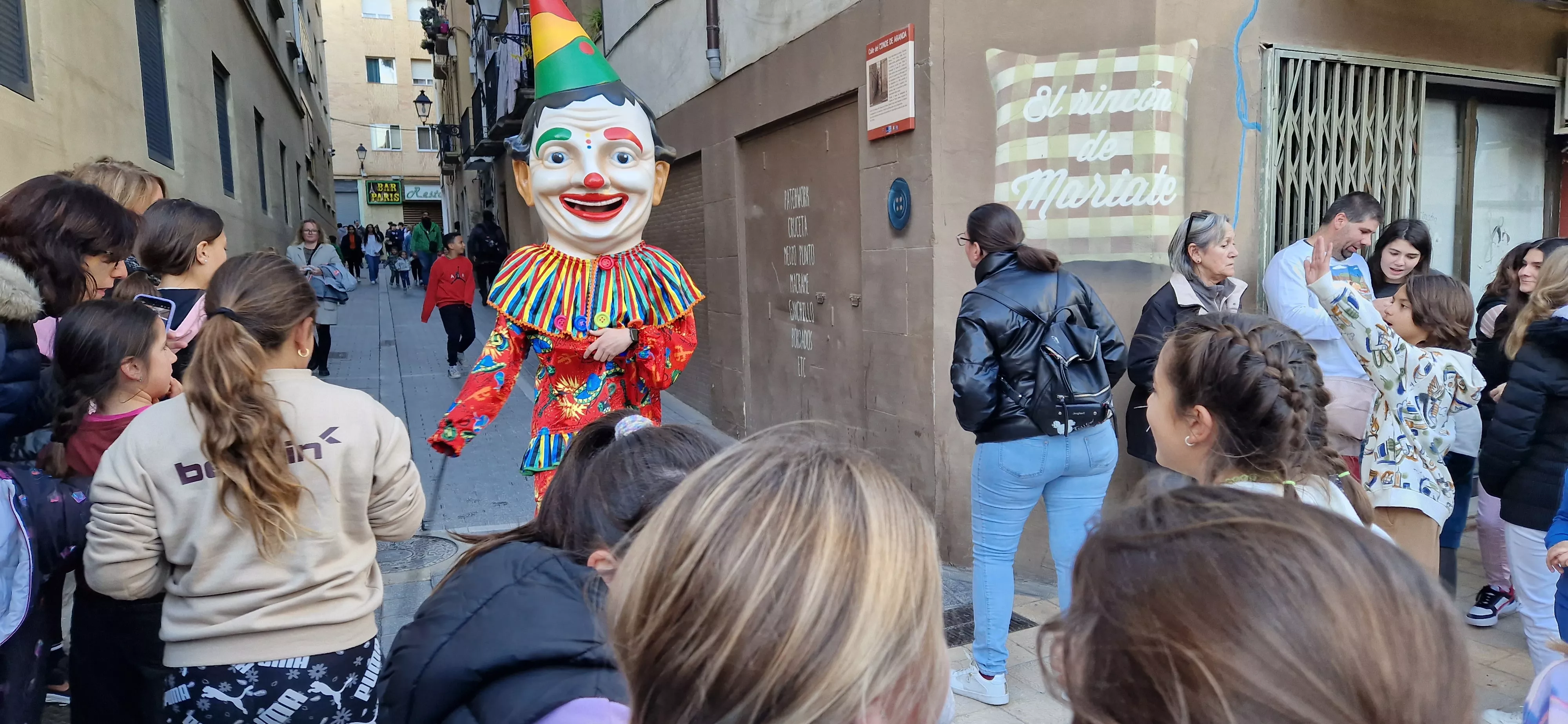Imágenes de La Abueleta y el Payaso en su primera salida de las fiestas. Foto Myriam Martínez