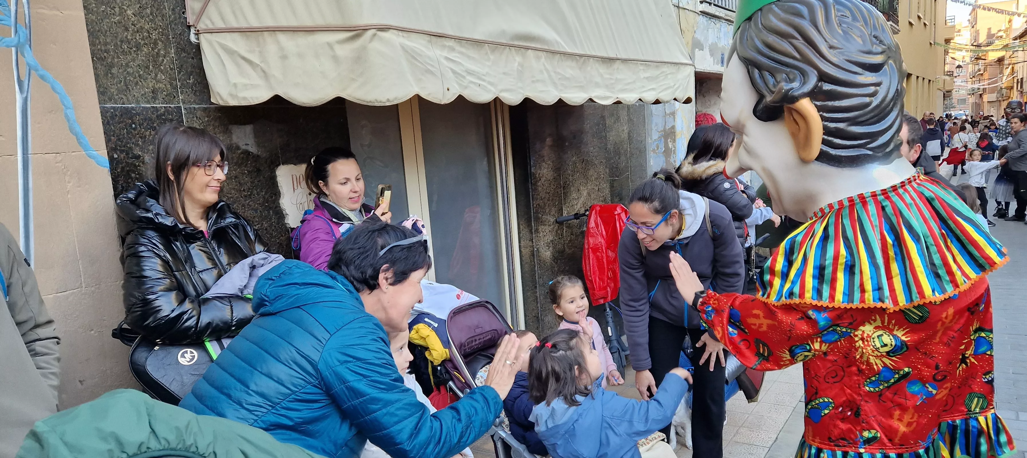 Imágenes de La Abueleta y el Payaso en su primera salida de las fiestas. Foto Myriam Martínez