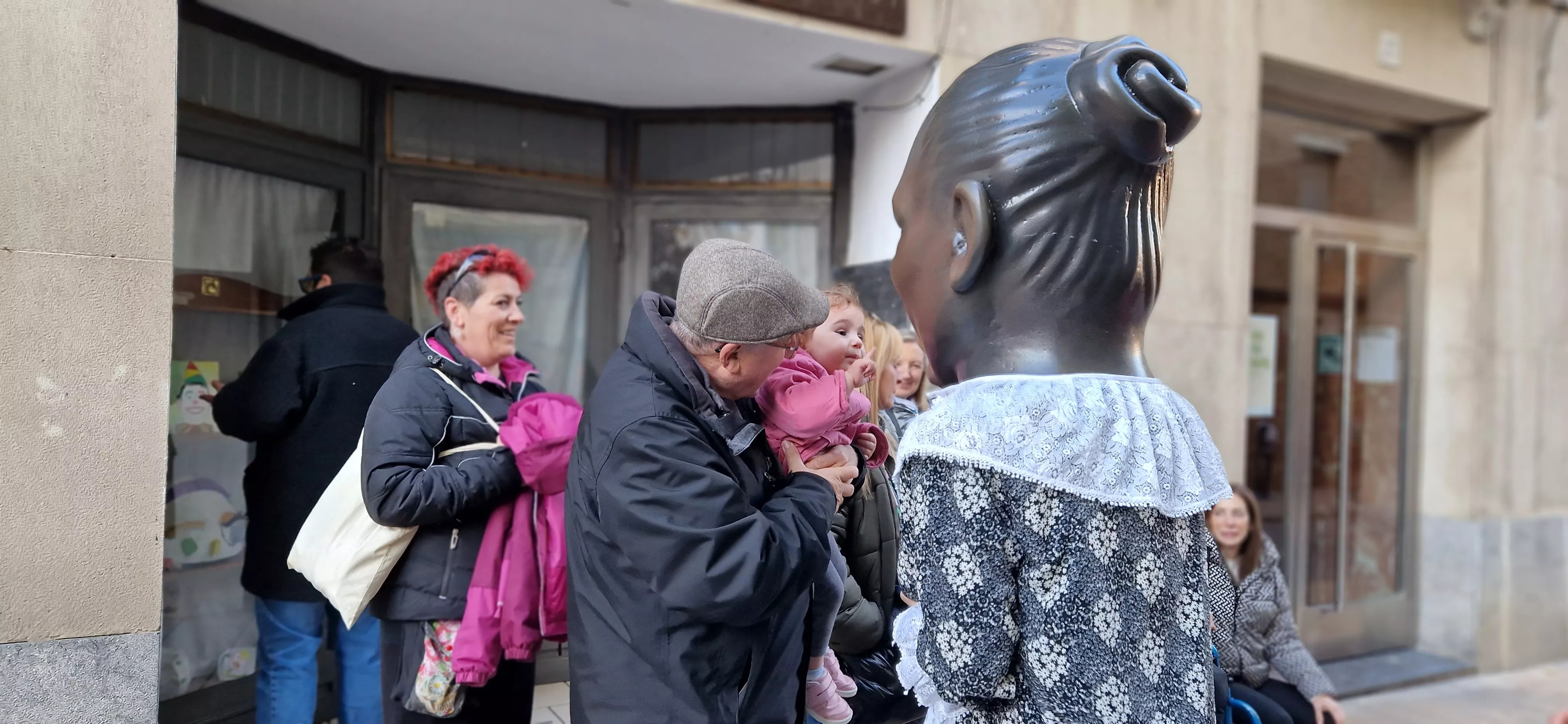 Imágenes de La Abueleta y el Payaso en su primera salida de las fiestas. Foto Myriam Martínez
