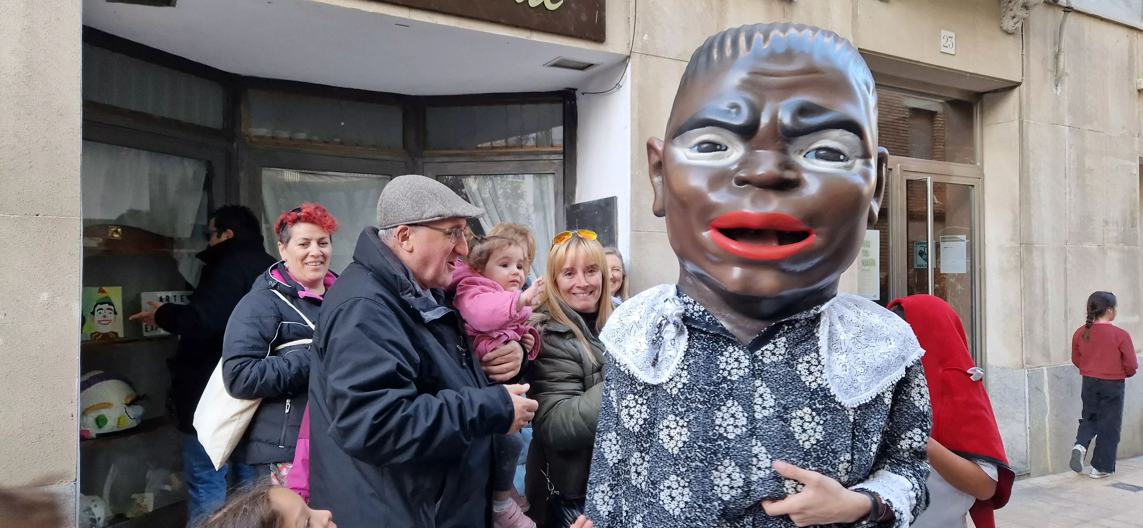 Imágenes de La Abueleta y el Payaso en su primera salida de las fiestas. Foto Myriam Martínez