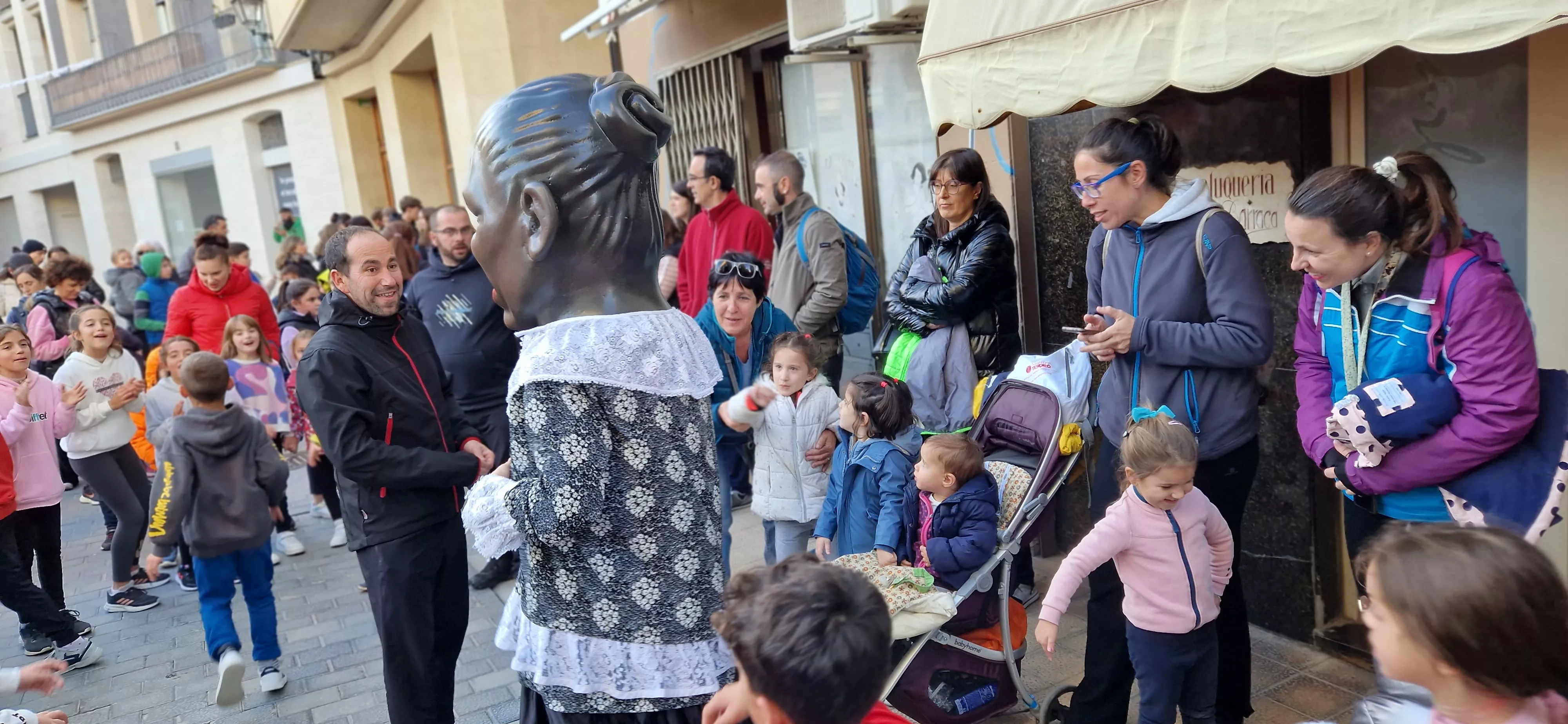 Imágenes de La Abueleta y el Payaso en su primera salida de las fiestas. Foto Myriam Martínez