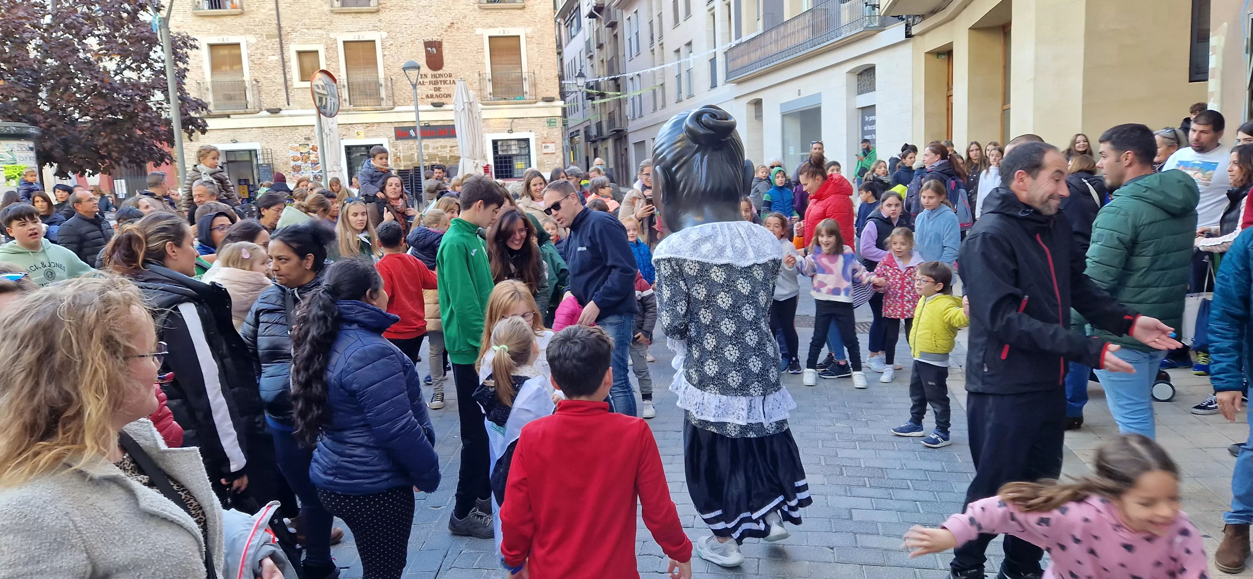 Imágenes de La Abueleta y el Payaso en su primera salida de las fiestas. Foto Myriam Martínez