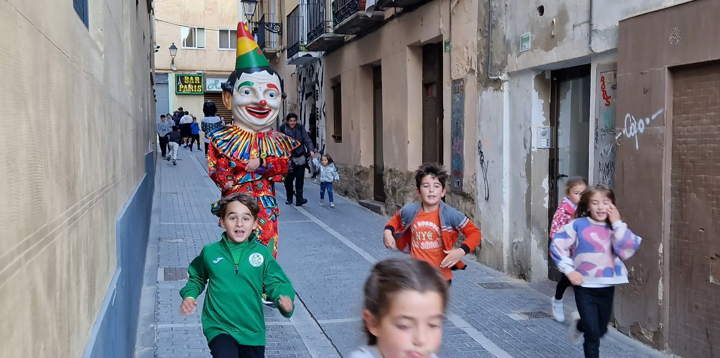 Imágenes de La Abueleta y el Payaso en su primera salida de las fiestas. Foto Myriam Martínez