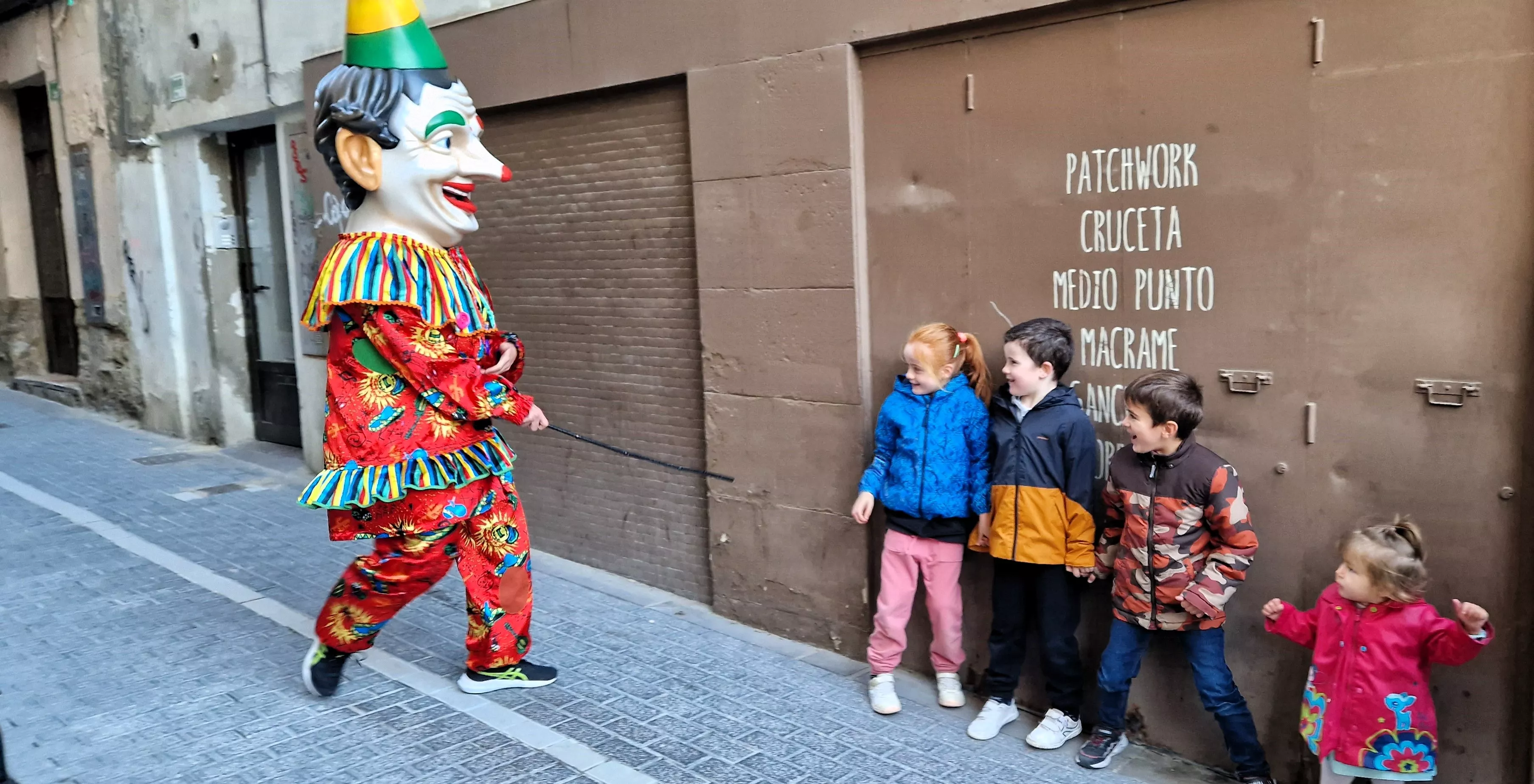 Imágenes de La Abueleta y el Payaso en su primera salida de las fiestas. Foto Myriam Martínez