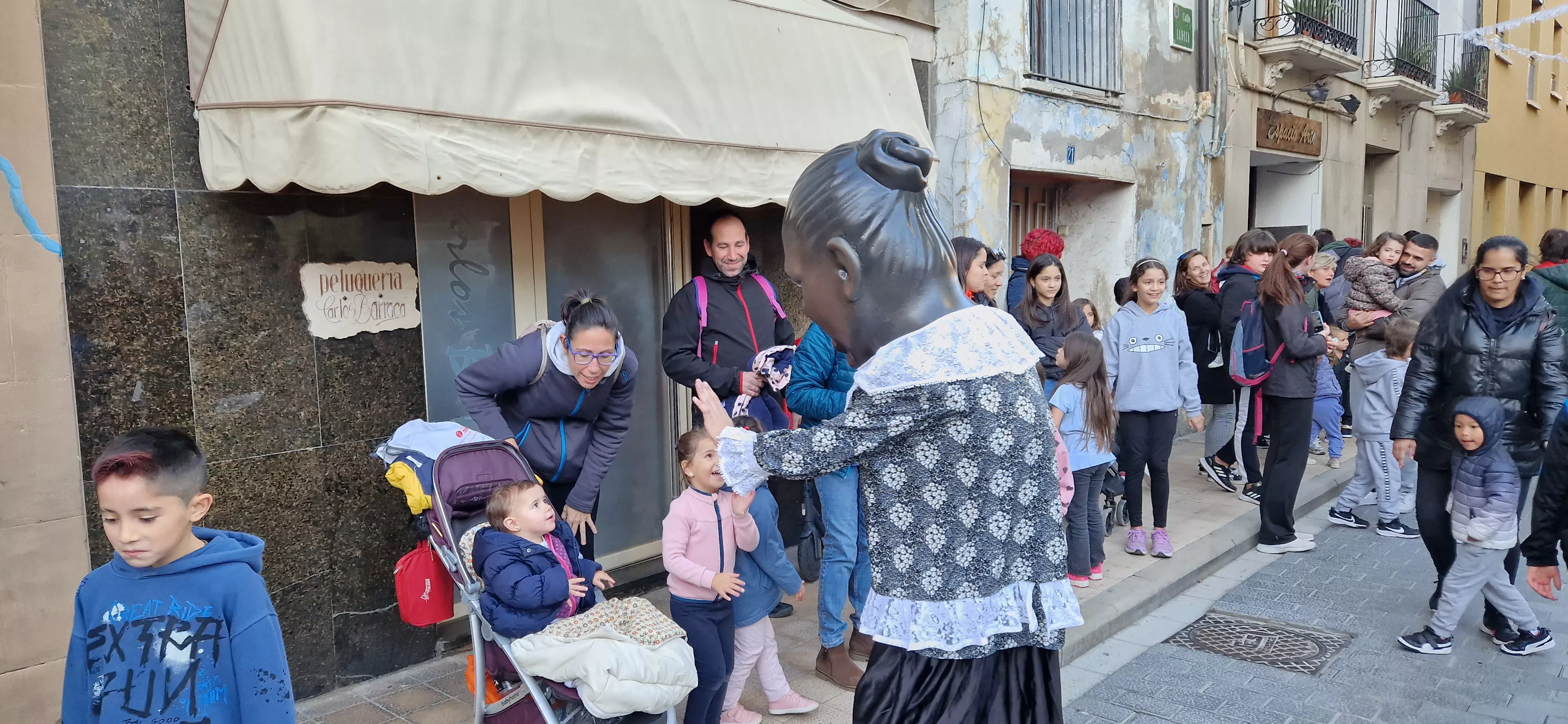 Imágenes de La Abueleta y el Payaso en su primera salida de las fiestas. Foto Myriam Martínez