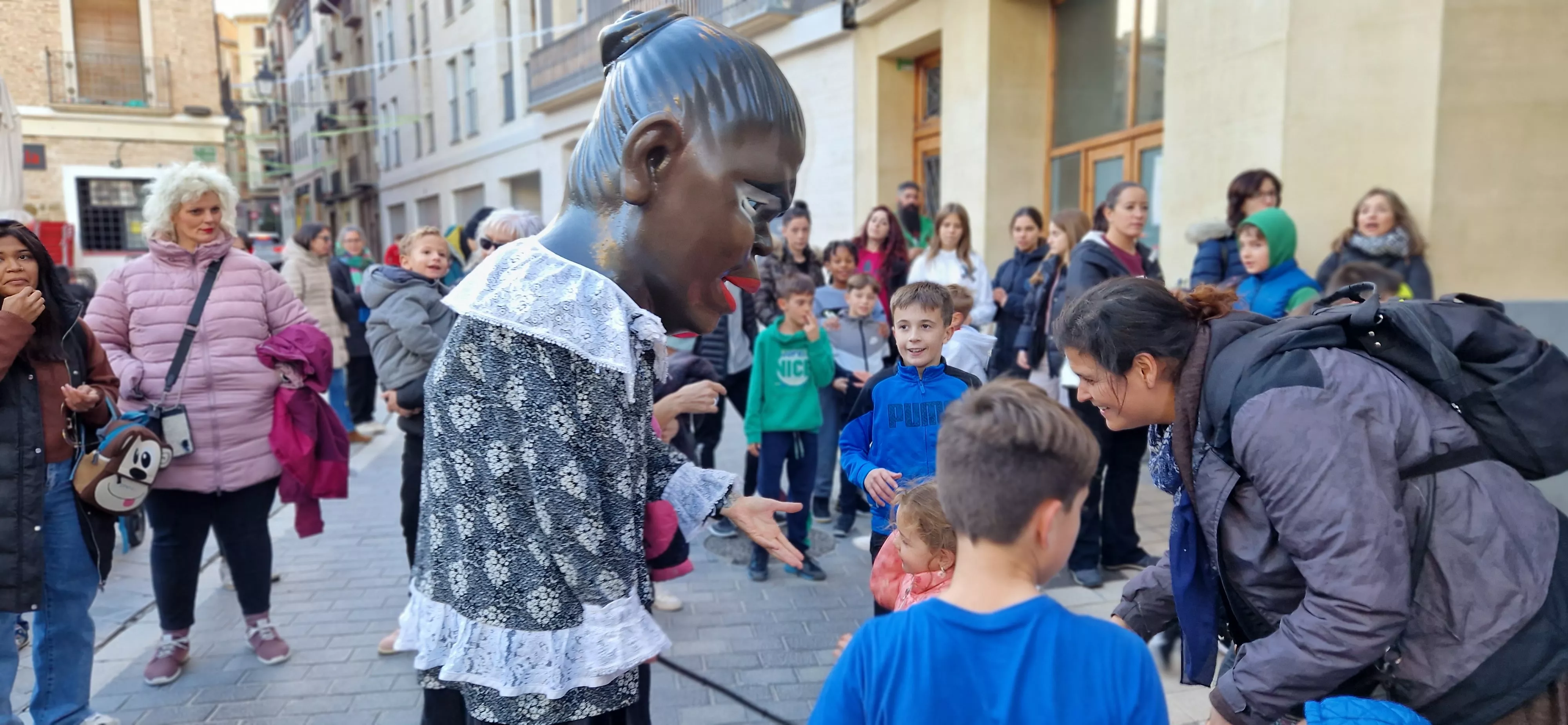 Imágenes de La Abueleta y el Payaso en su primera salida de las fiestas. Foto Myriam Martínez