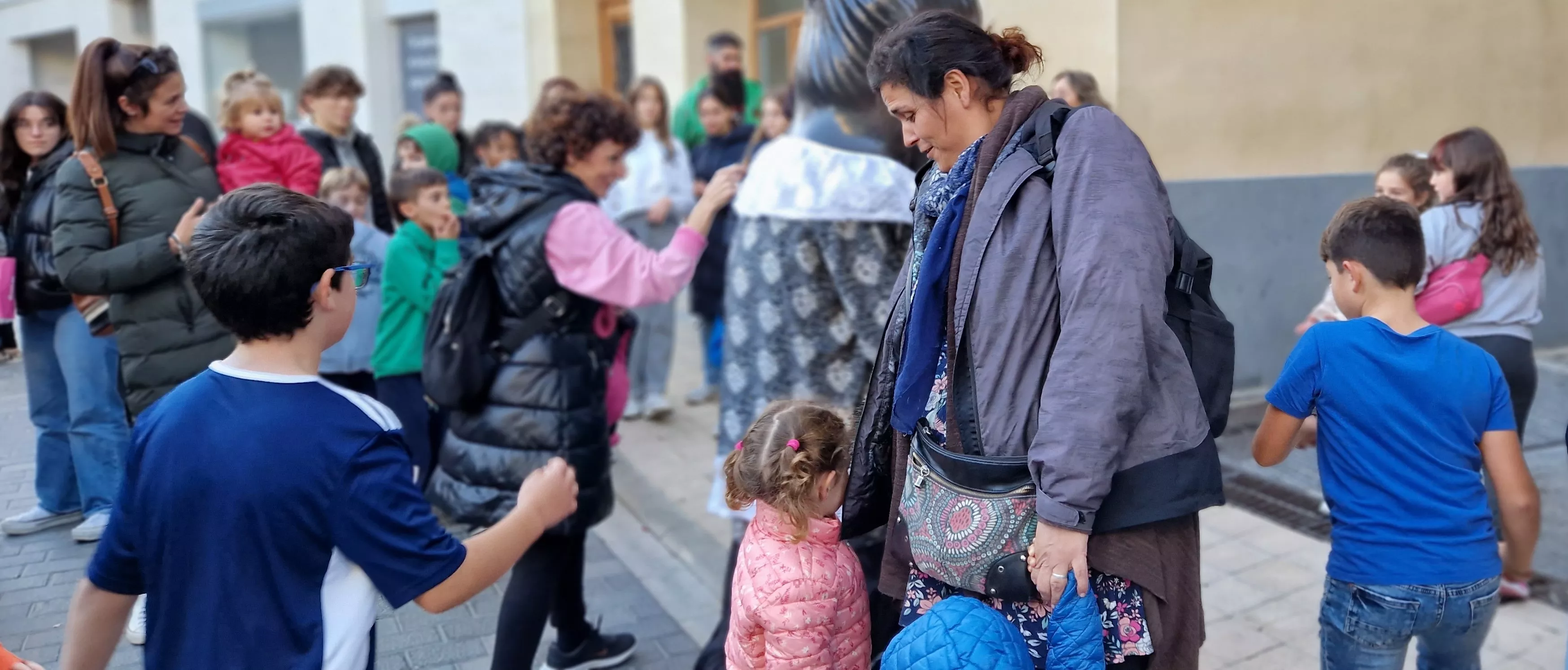 Imágenes de La Abueleta y el Payaso en su primera salida de las fiestas. Foto Myriam Martínez