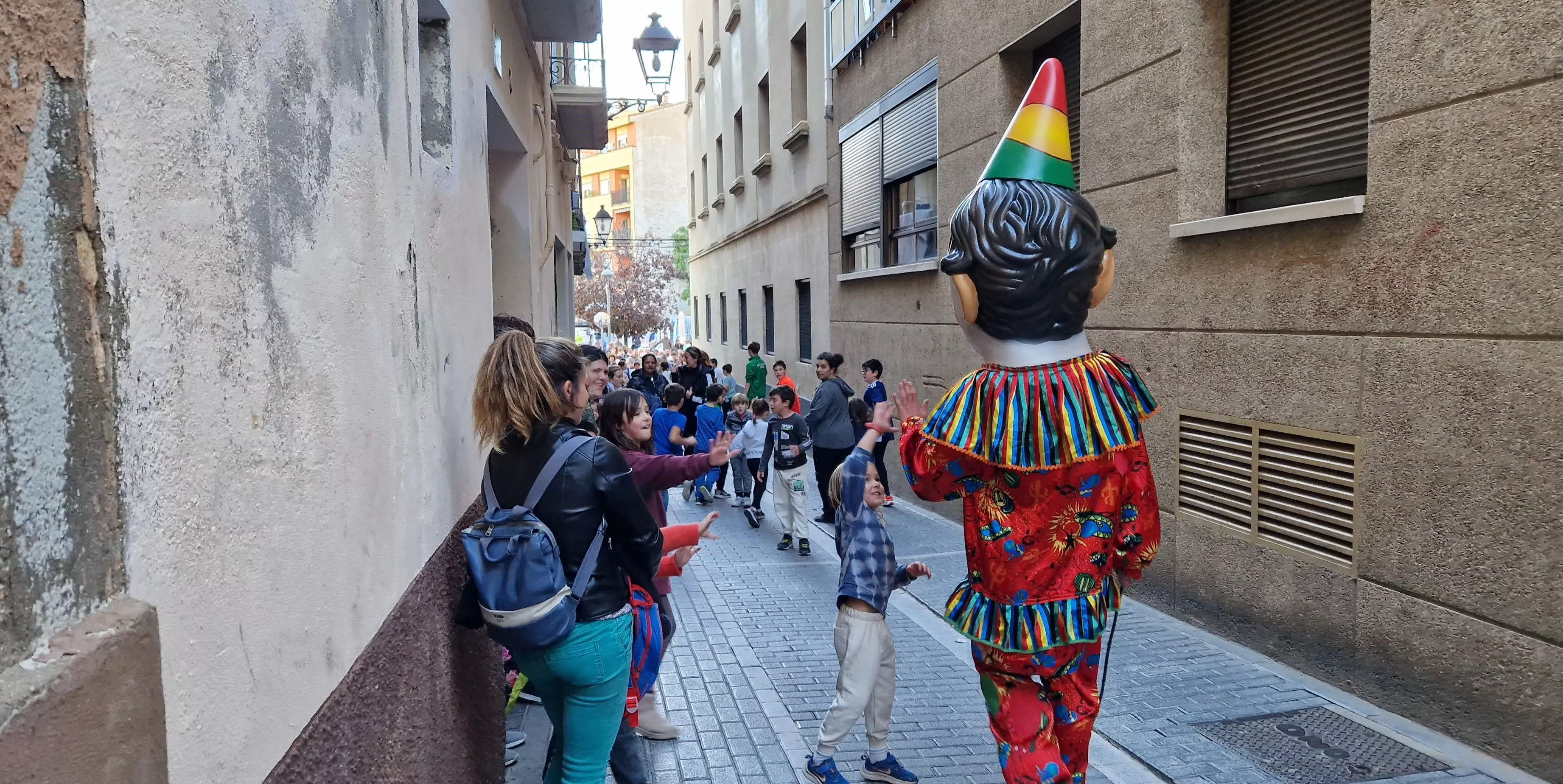 Imágenes de La Abueleta y el Payaso en su primera salida de las fiestas. Foto Myriam Martínez