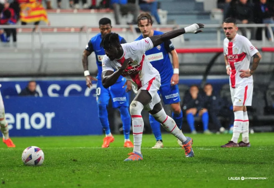 Samu Obeng lanza el penalti que significó la victoria en Lezama ante el Amorebieta.