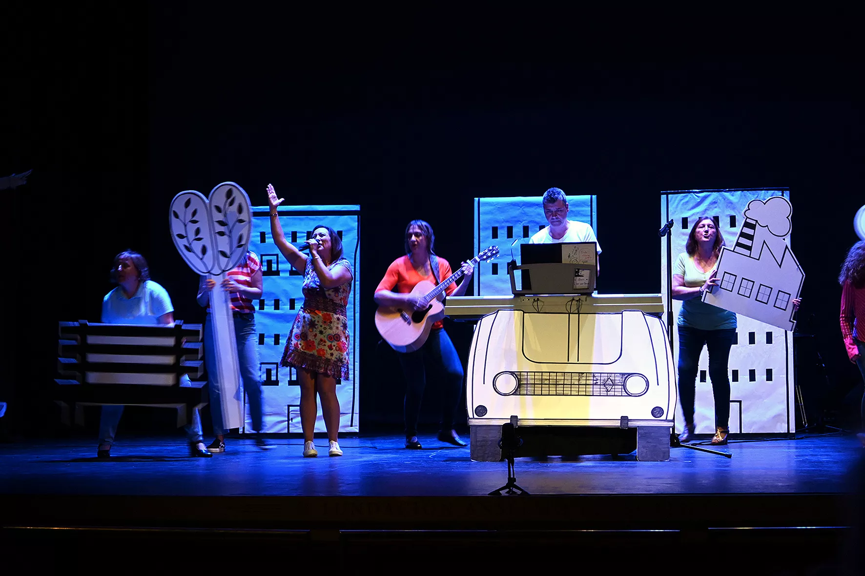 Representación de "Una ola al romper" del grupo Kandelikas en el teatro Olimpia. Foto Carlos Jalle