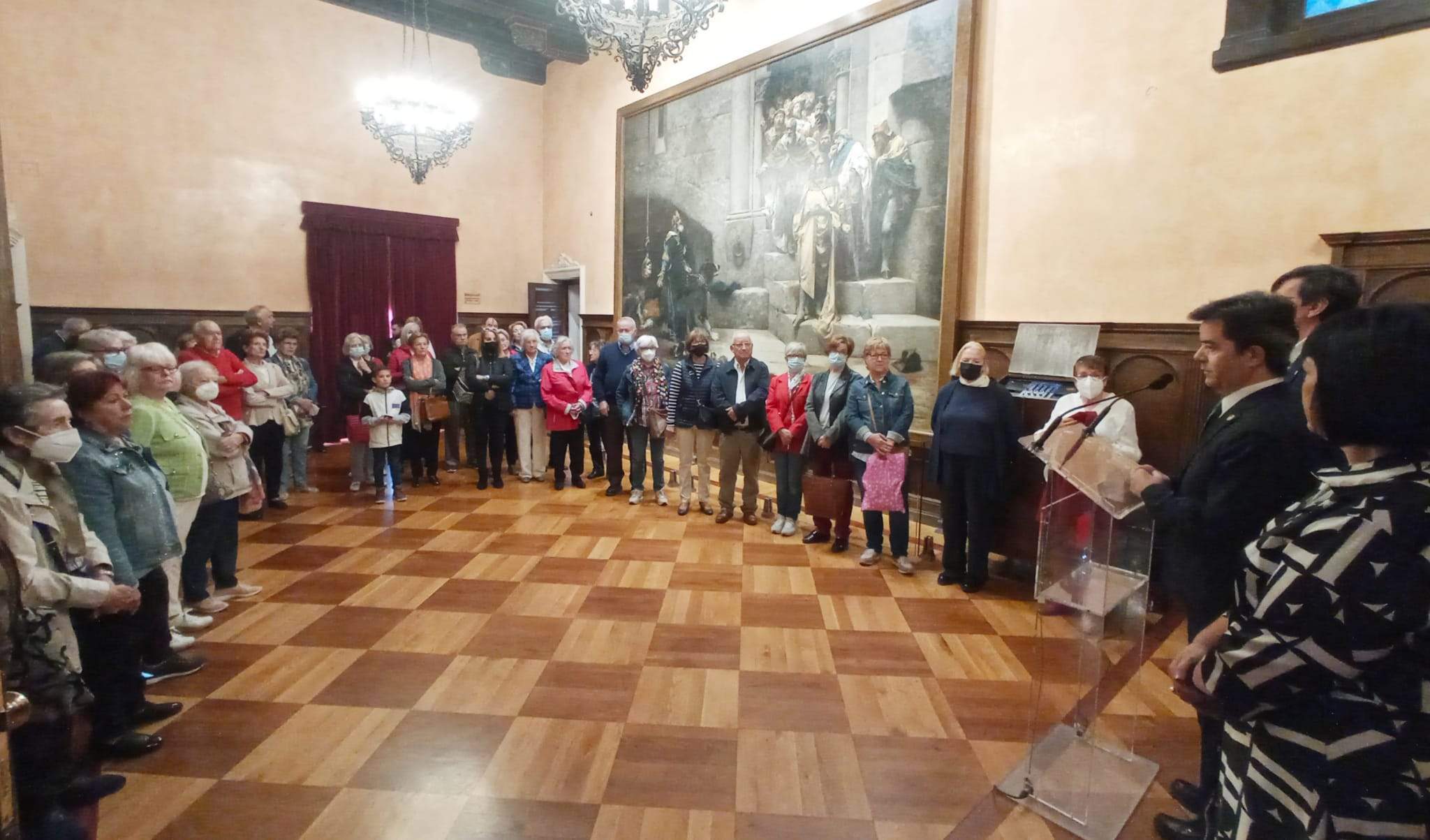 El alcalde recibe al primer grupo que ha participado en la jornada de puertas abiertas