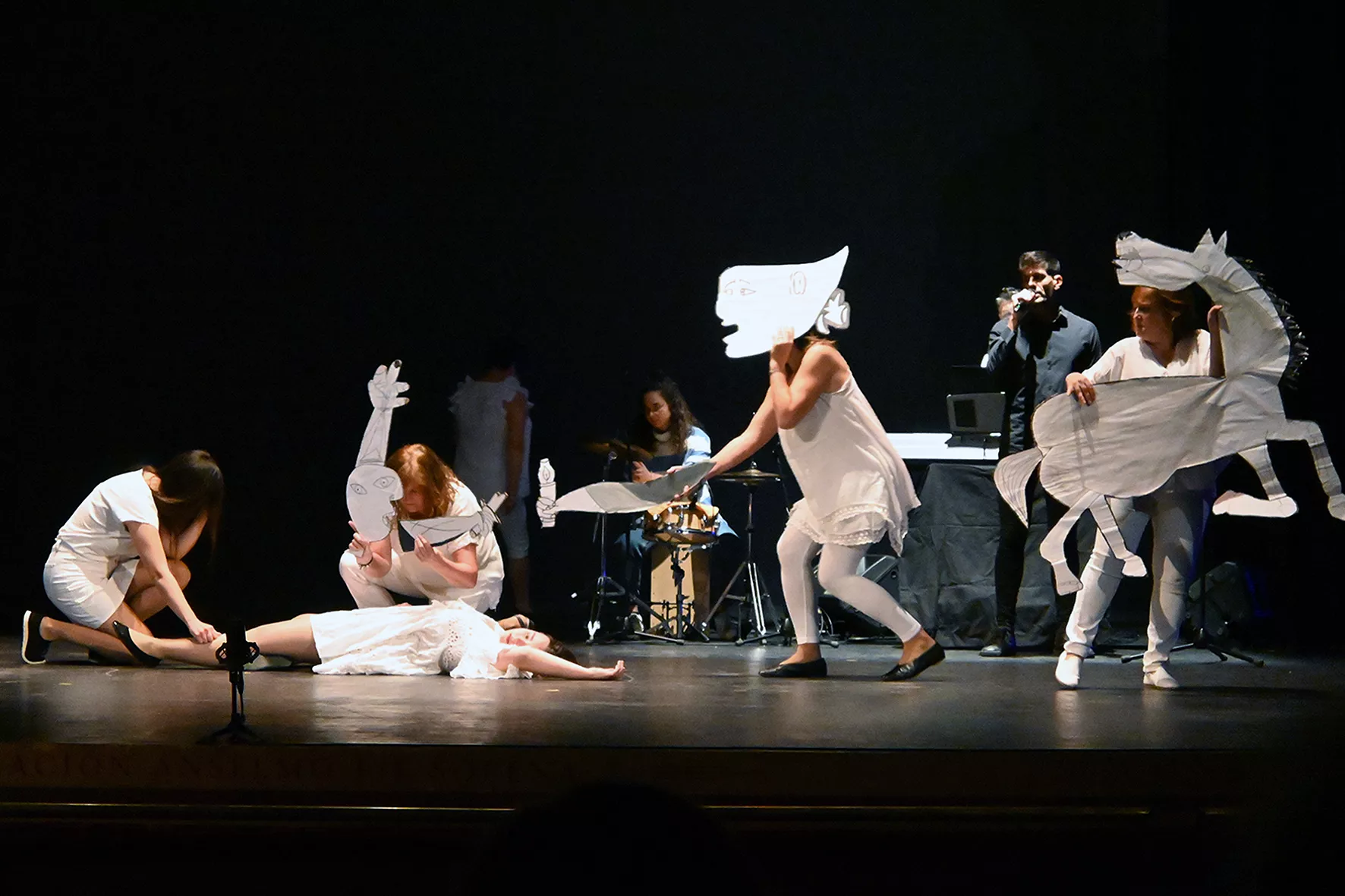 Representación de "Una ola al romper" del grupo Kandelikas en el teatro Olimpia. Foto Carlos Jalle