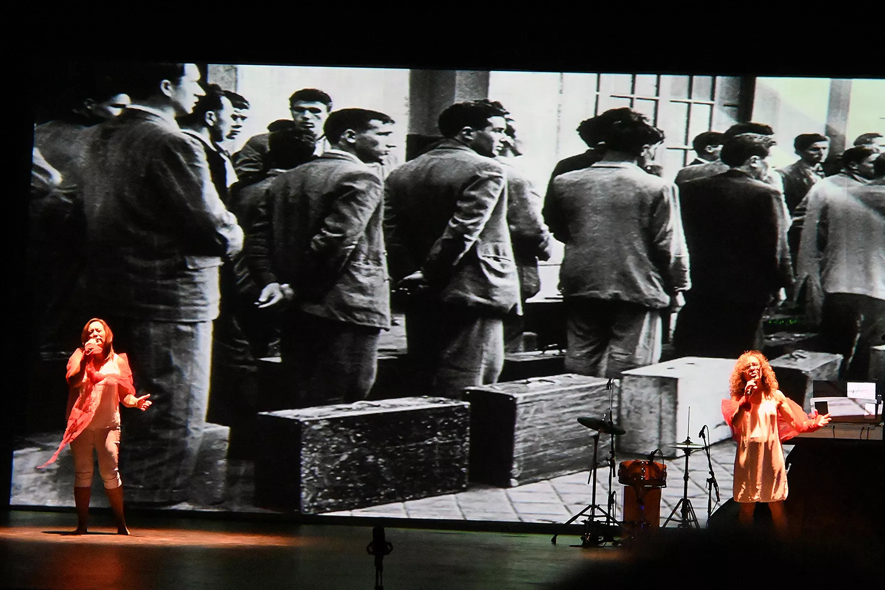 Representación de "Una ola al romper" del grupo Kandelikas en el teatro Olimpia. Foto Carlos Jalle