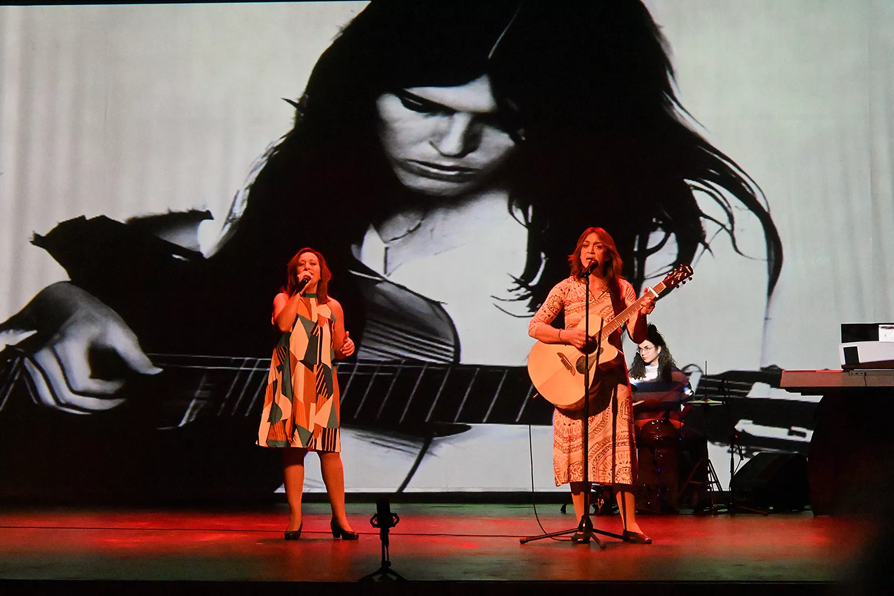 Representación de "Una ola al romper" del grupo Kandelikas en el teatro Olimpia. Foto Carlos Jalle