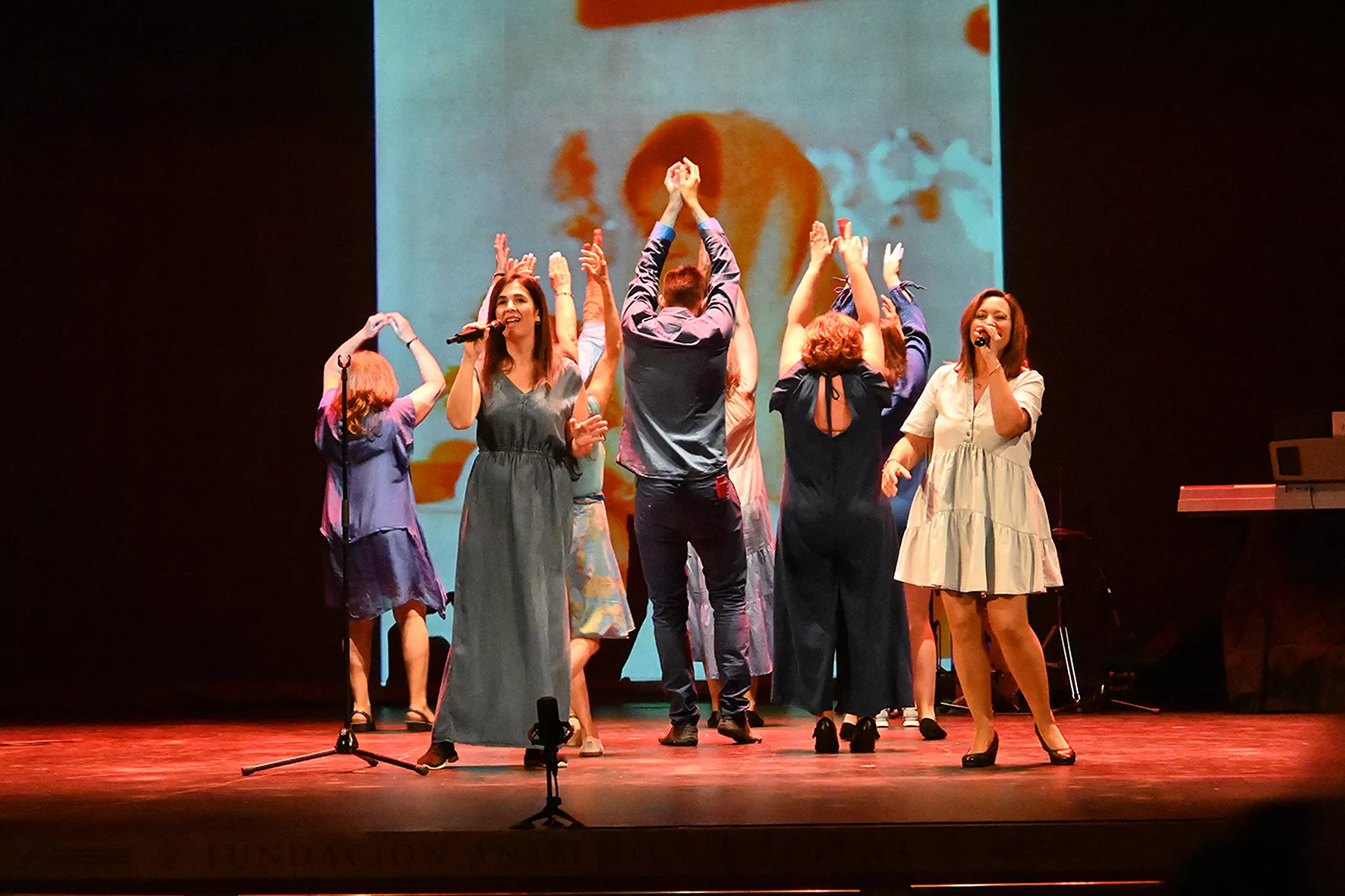 Representación de "Una ola al romper" del grupo Kandelikas en el teatro Olimpia. Foto Carlos Jalle