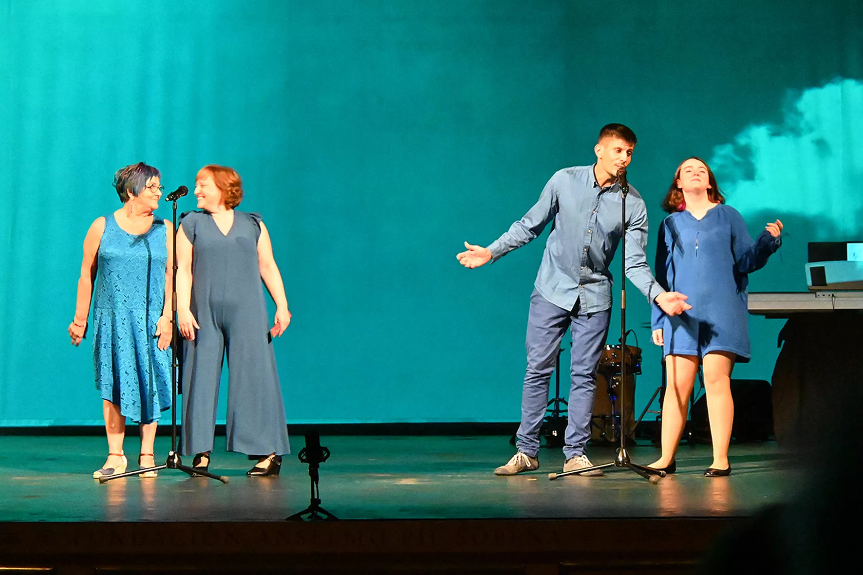 Representación de "Una ola al romper" del grupo Kandelikas en el teatro Olimpia. Foto Carlos Jalle
