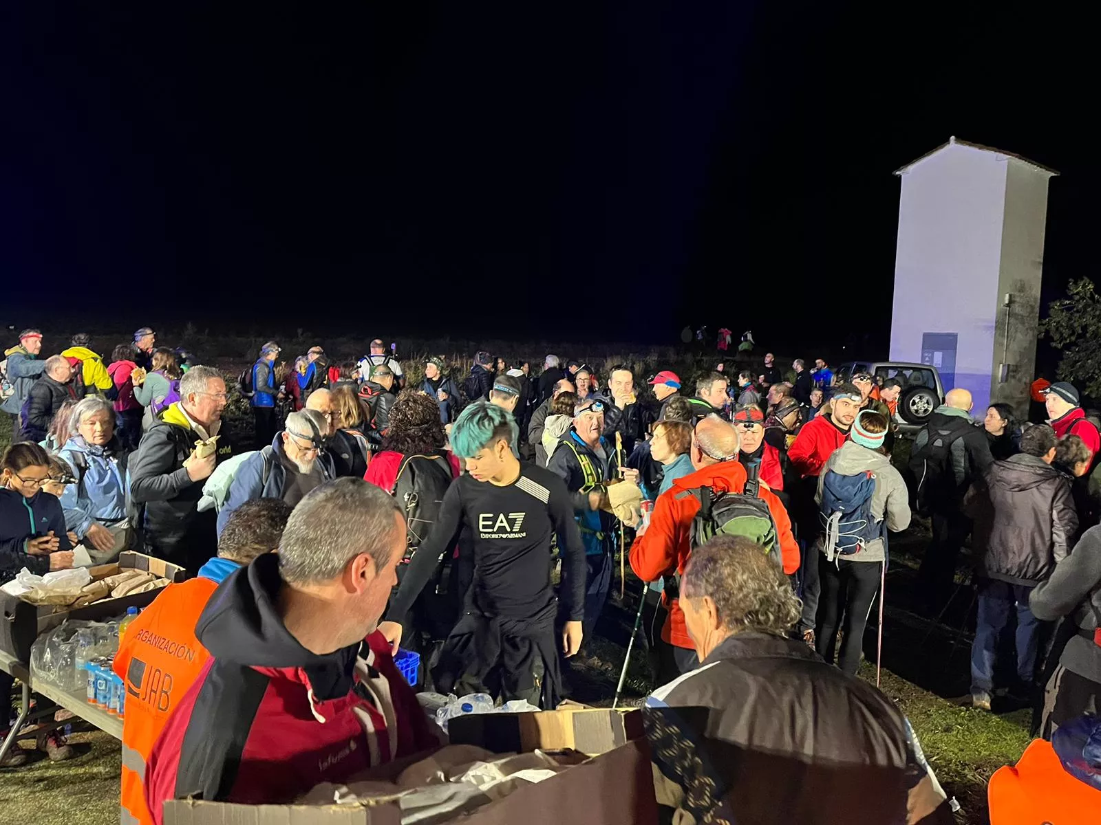 Avituallamiento en Jabarrillo de la Caminata Nocturna Bajo las Estrellas. Foto Alejandro Salcedo