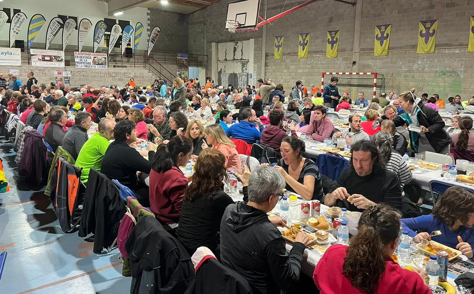 Cena tras la caminata nocturna bajo las estrellas. Foto Alejandro Salcedo