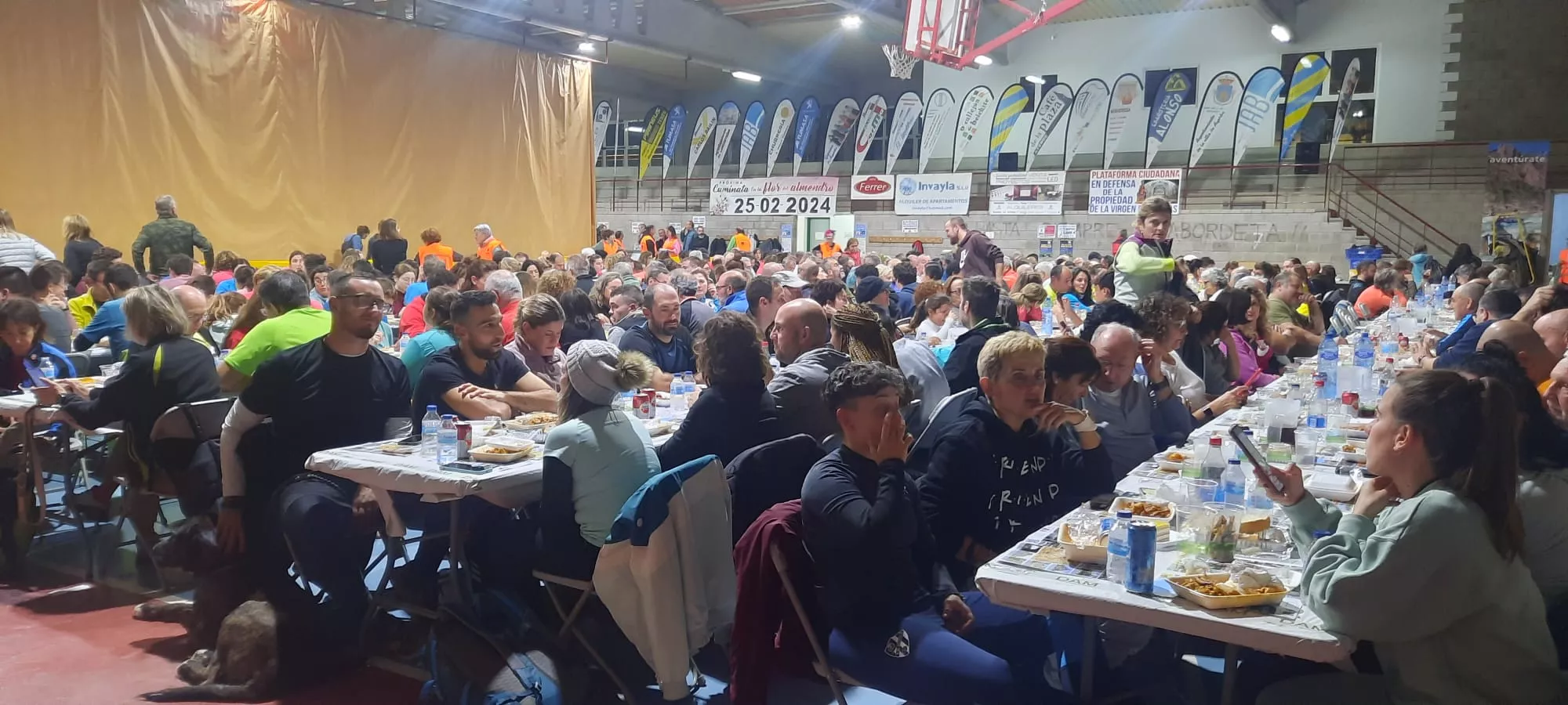 Cena tras la caminata nocturna bajo las estrellas. Foto Alejandro Salcedo