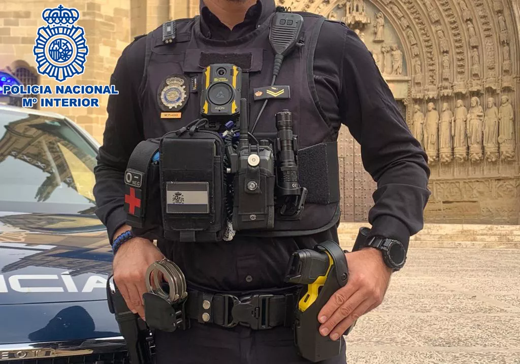 Un agente de la Policía Nacional con un inmovilizador eléctrico.