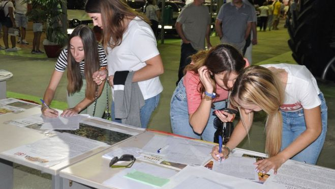 Recogida de firmas de la Plafaforma Sijena Sí en Femoga Recogida de firmas de la Plafaforma Sijena Sí en Femoga