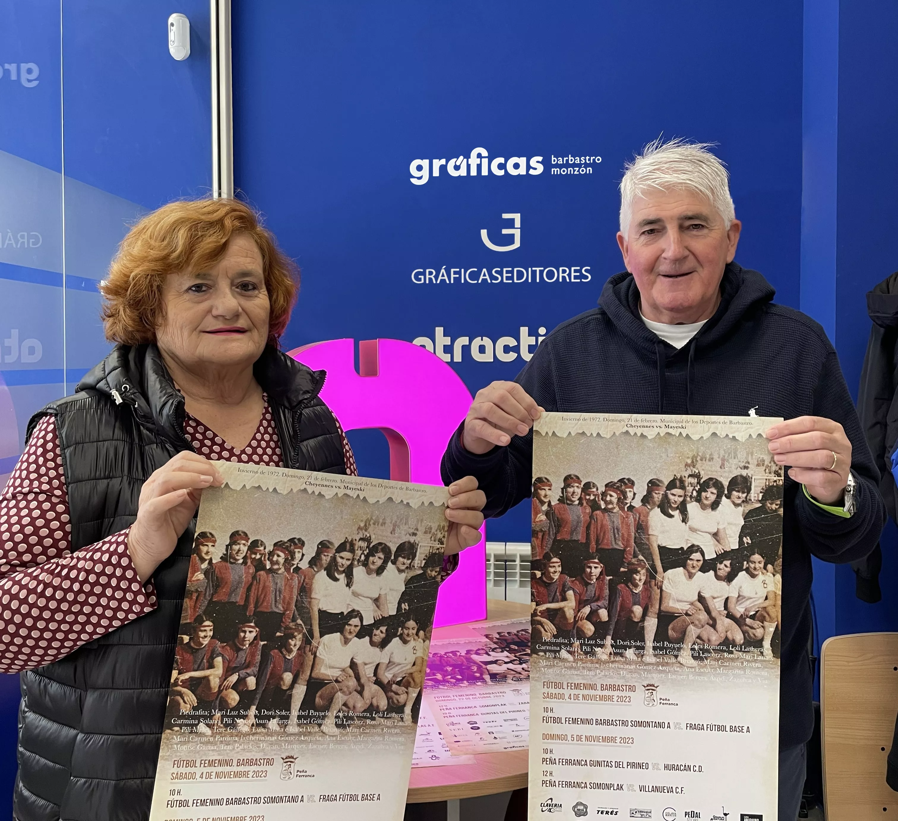 Alicia Puy y Enrique Barbanoj presentan los carteles 'vintage' en Barbastro para homenajear al fútbol femenino.