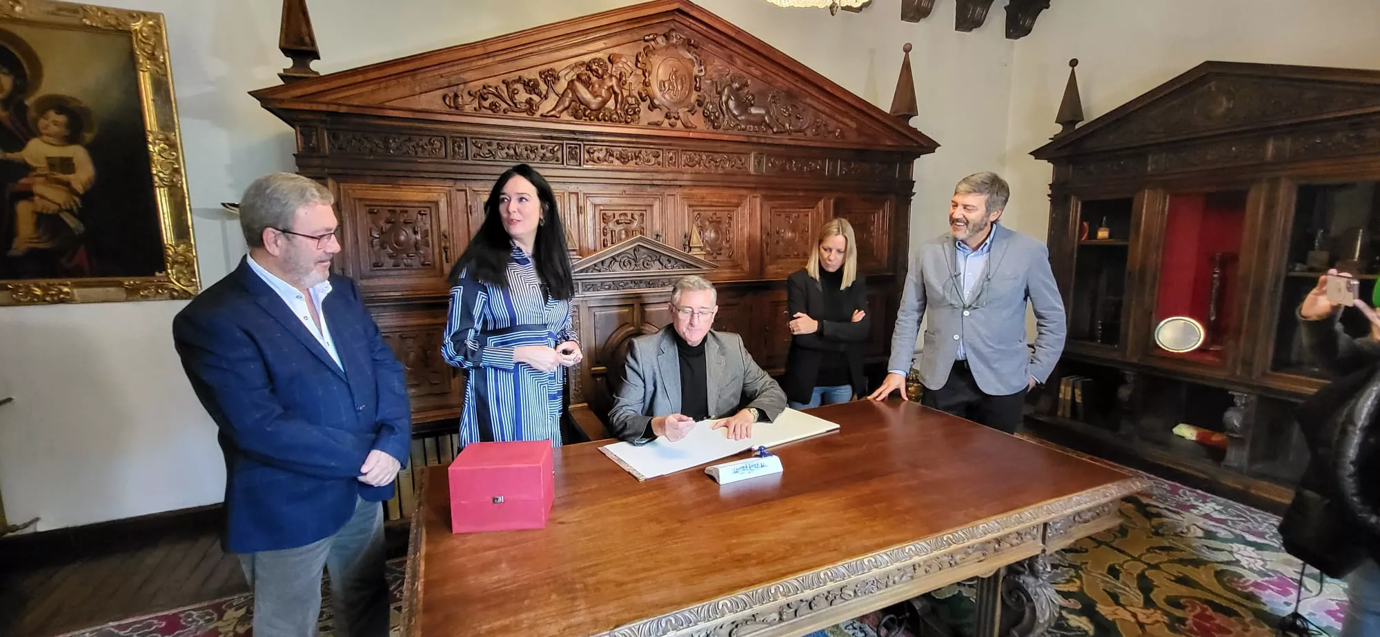 El consejero firma en el libro de honor del Ayuntamiento rodeado de José Miguel Veintemilla, Lorena Orduna, Nuria Mur y Gerardo Oliván.
