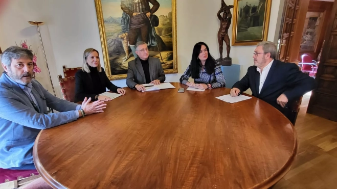 Gerardo Oliván, Nuria Mur, Manuel Blasco, Lorena Orduna y José Miguel Veintemilla, en el Ayuntamiento de Huesca Gerardo Oliván, Nuria Mur, Manuel Blasco, Lorena Orduna y José Miguel Veintemilla, en el Ayuntamiento de Huesca