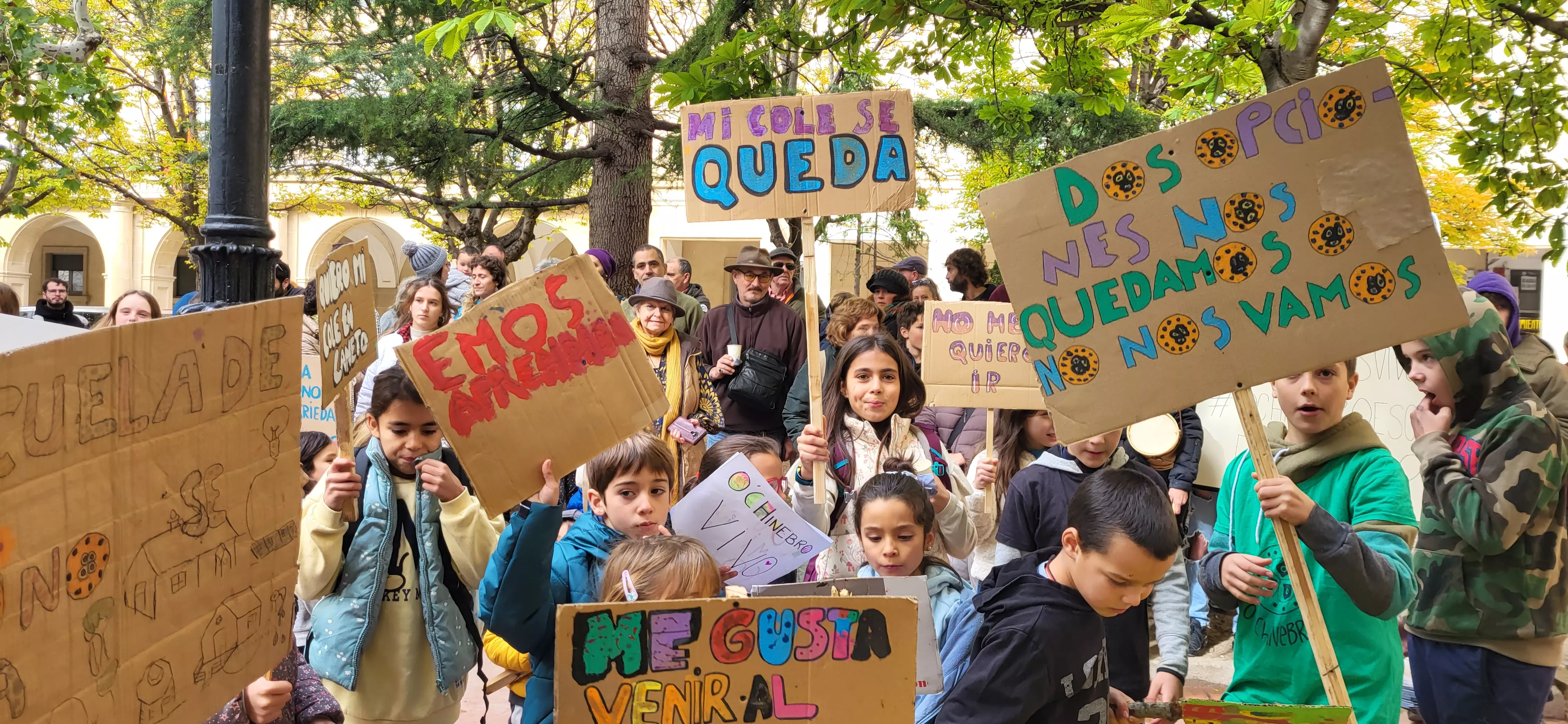 Imagen de la concentración de Caneto ante la sede de la Dirección Provincial de Educación. Foto Mercedes Manterola